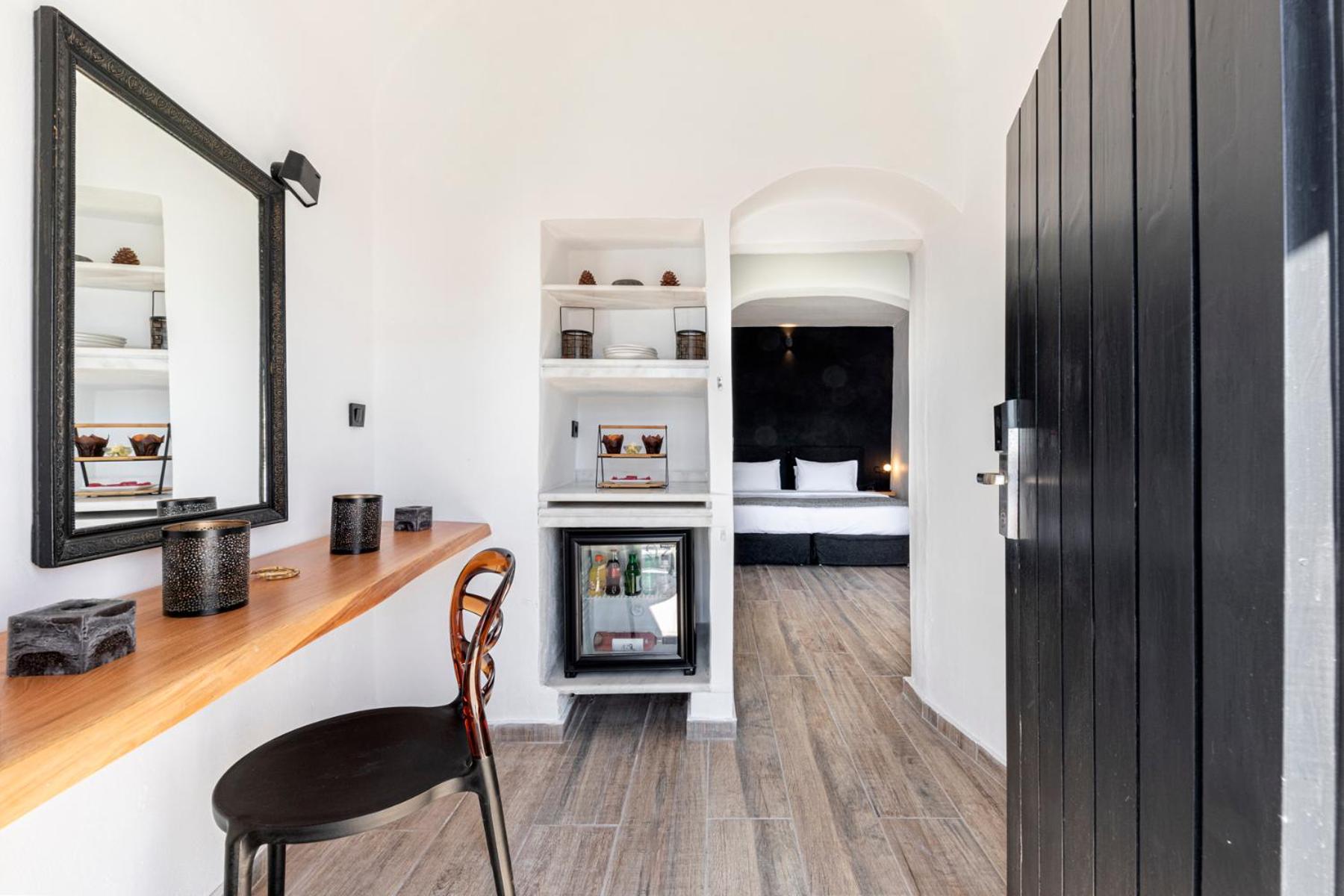 Junior Suite with Caldera View