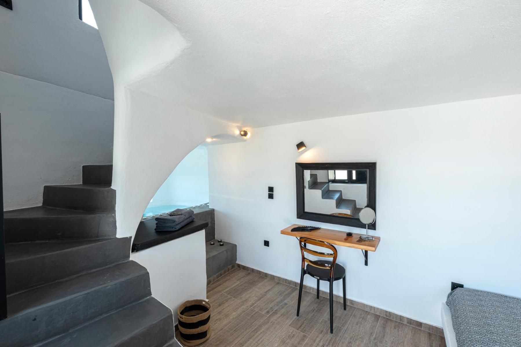 Grand Suite - Split Level with Indoor Hot Tub and Caldera View
