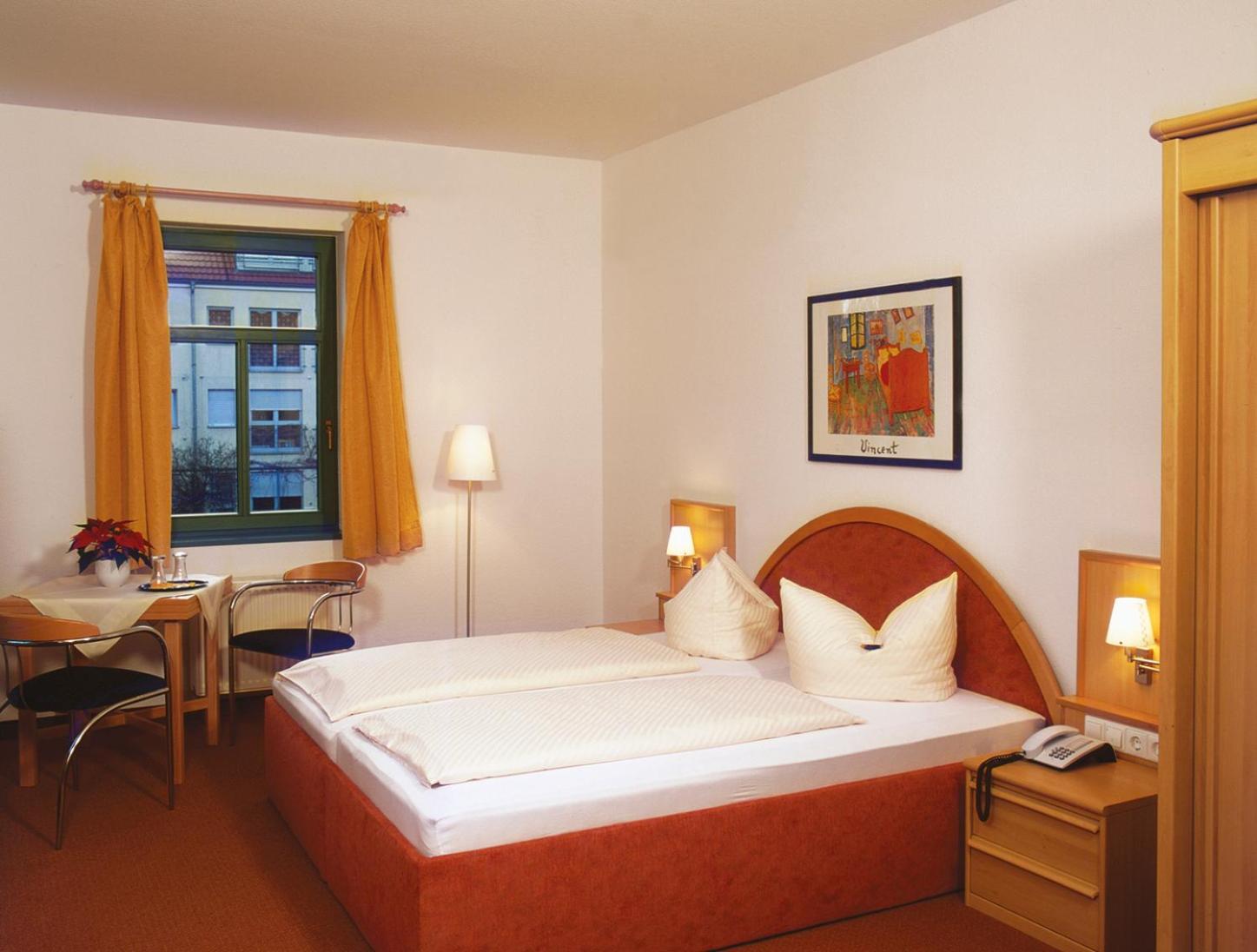 Double Room with Private Bathroom - Photo 2