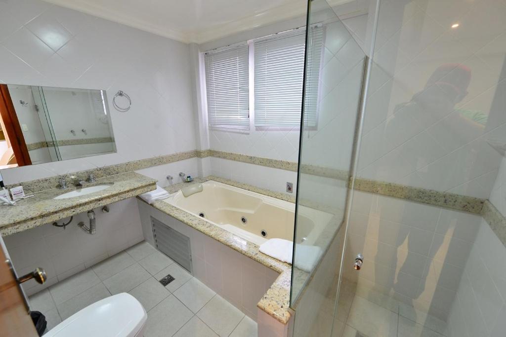 Queen Suite with Spa Bath photo 3