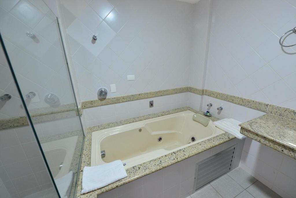 Queen Suite with Spa Bath photo 3