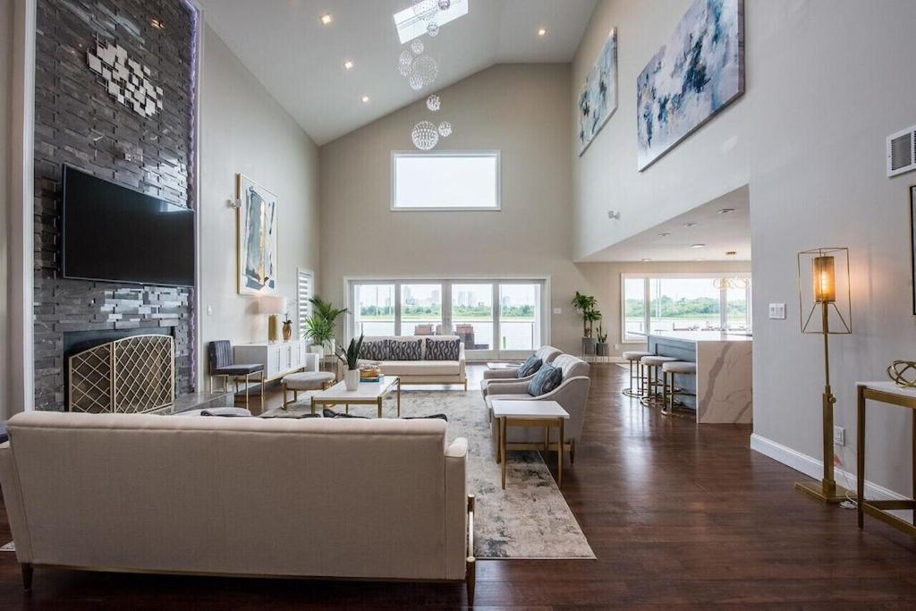 Five-Bedroom House photo 1