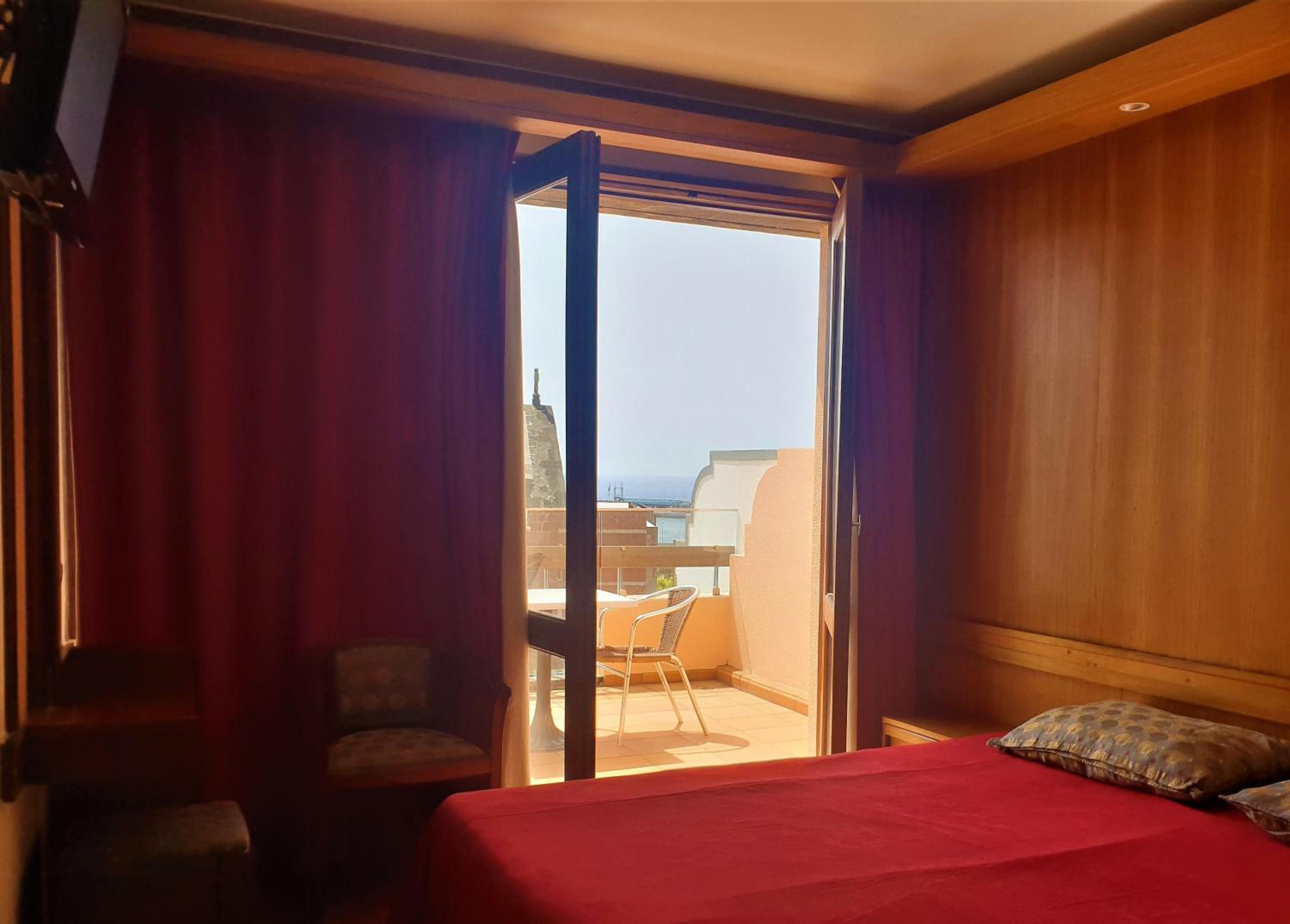 Superior Double Room with Balcony - Photo 4