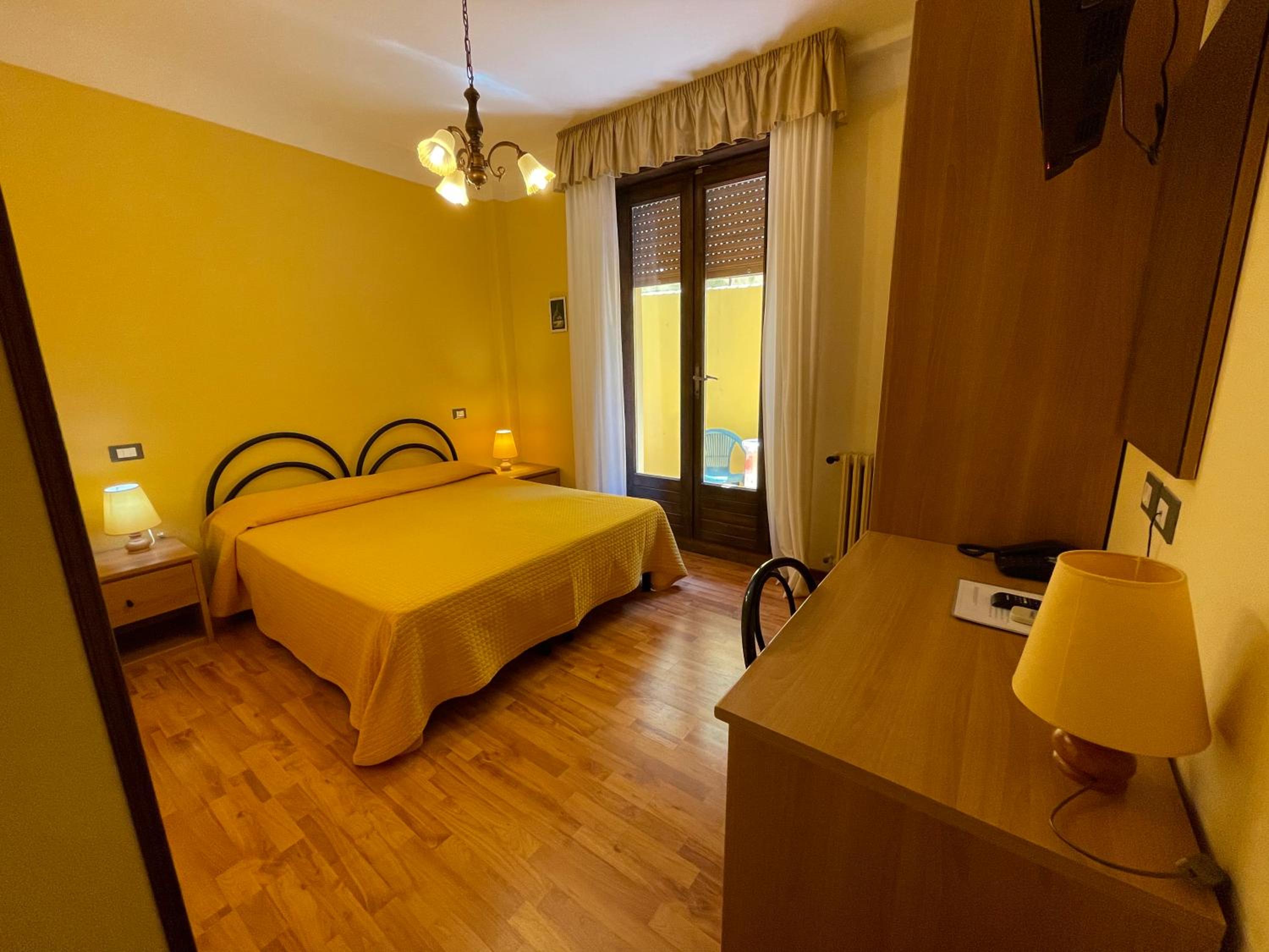 Budget Double Room - Photo 8