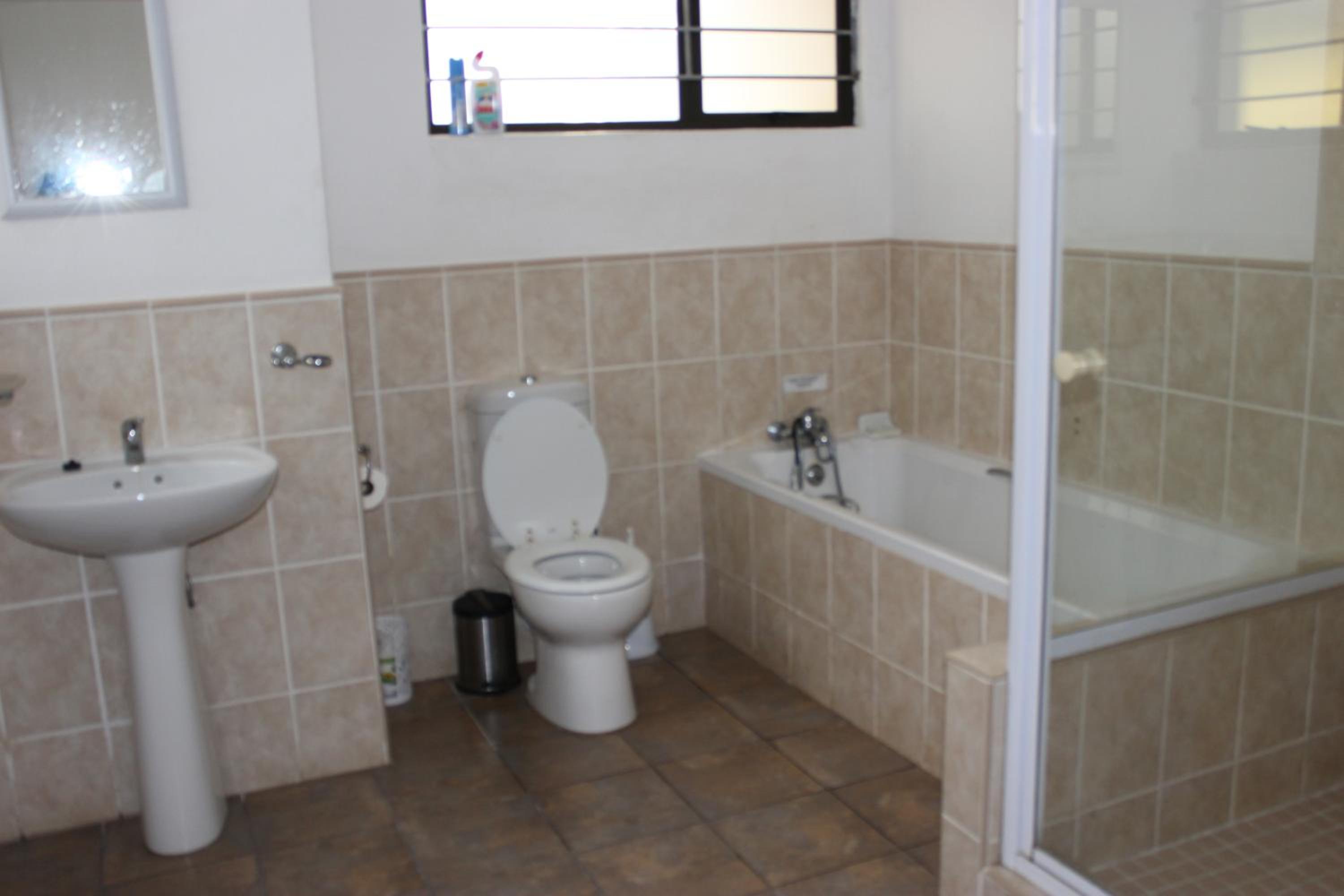 Five-Bedroom House photo 2