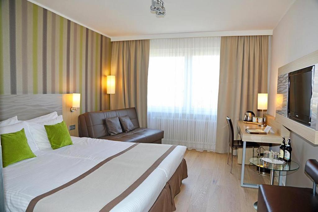 Superior Double Room with UVC-Filter and Air Condition photo 3