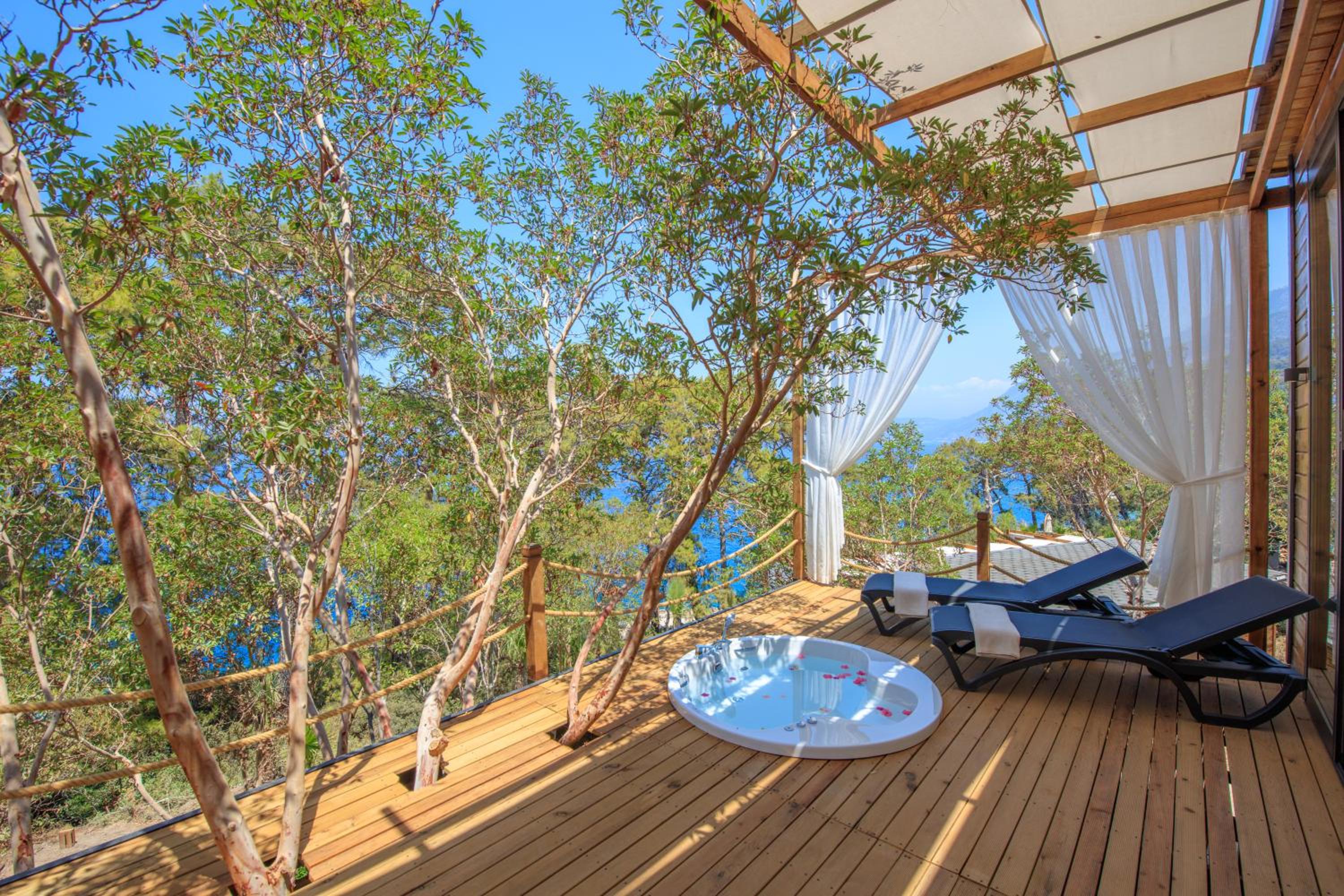 Deluxe Double Room with Balcony and Sea View - Photo 7