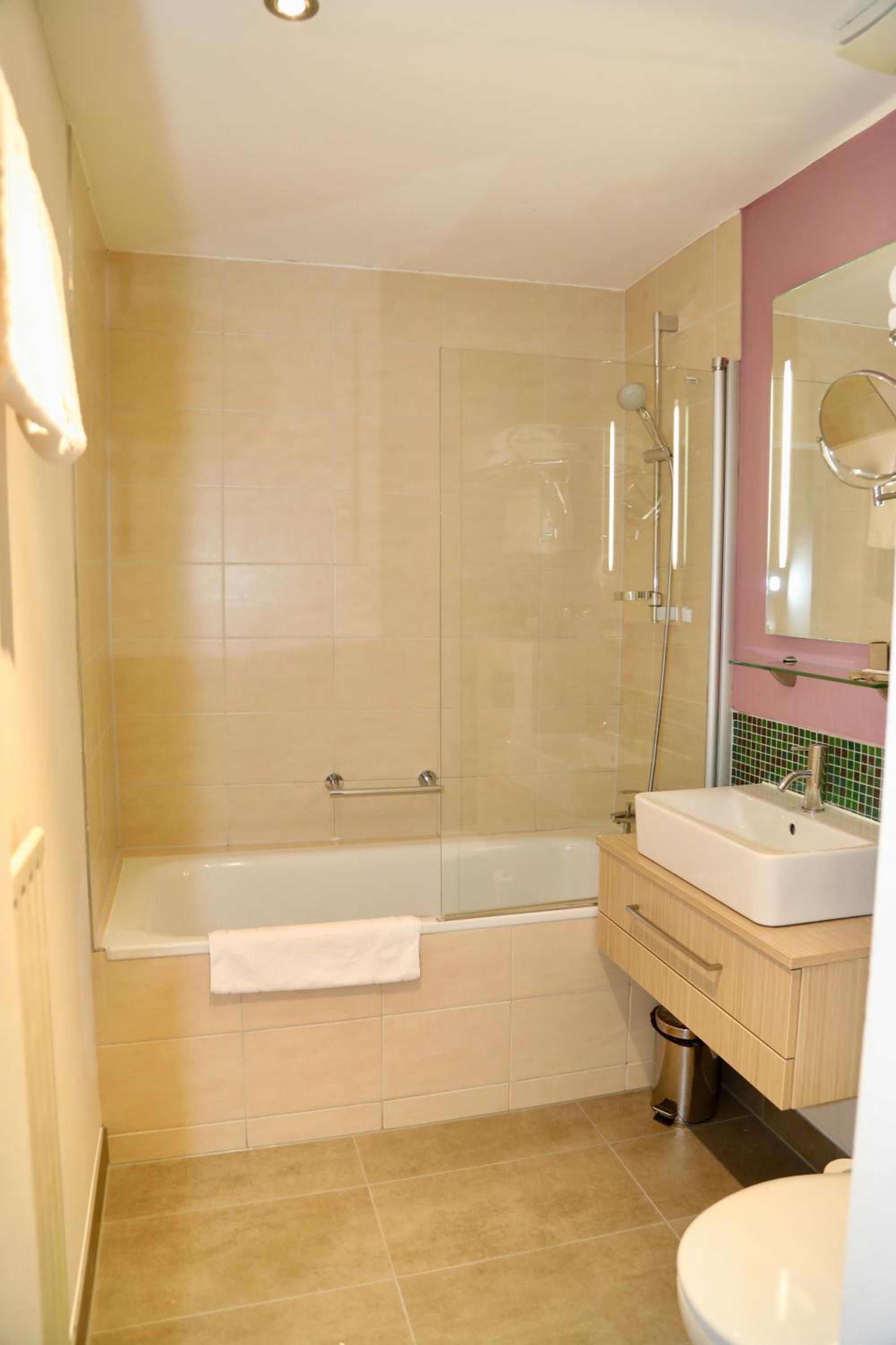 Superior Quadruple Room with UVC-Filter and Air Condition photo 3