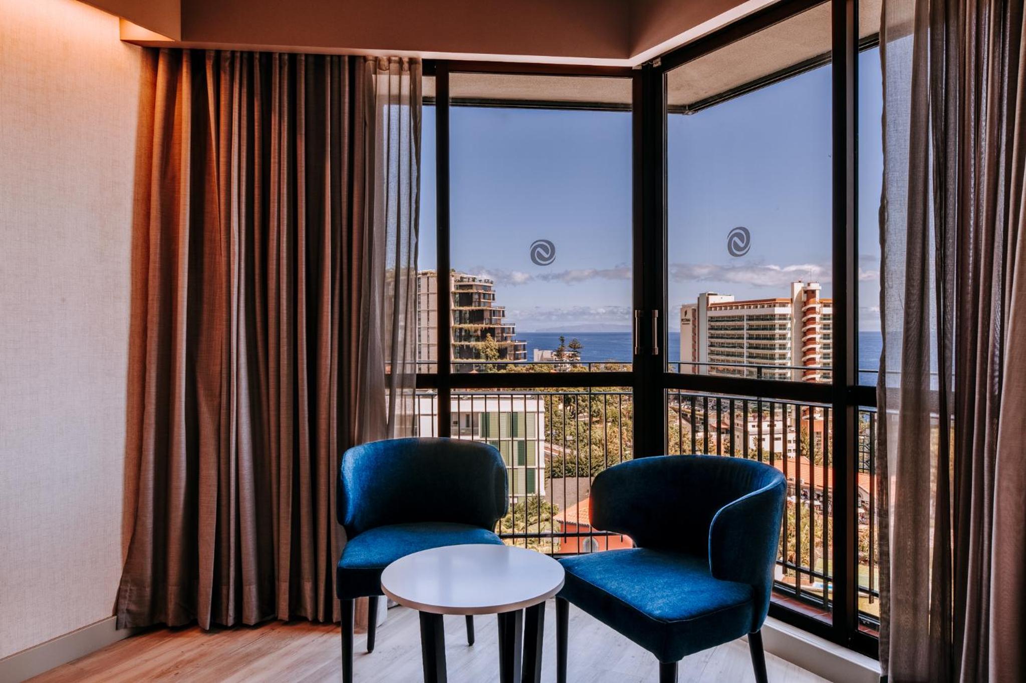 Twin Room with Sea View thumbnail 6