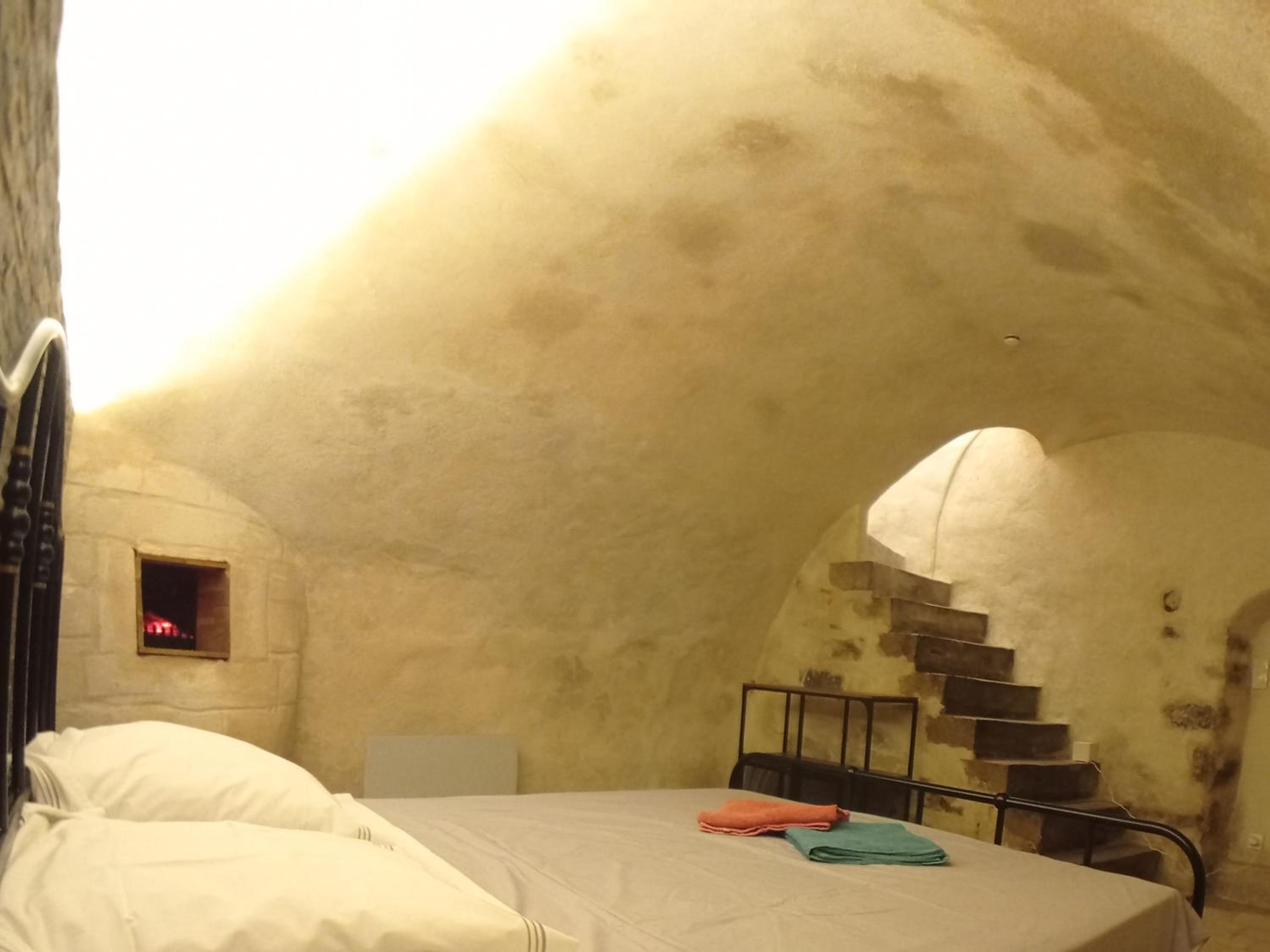 One-Bedroom Apartment - Photo 3