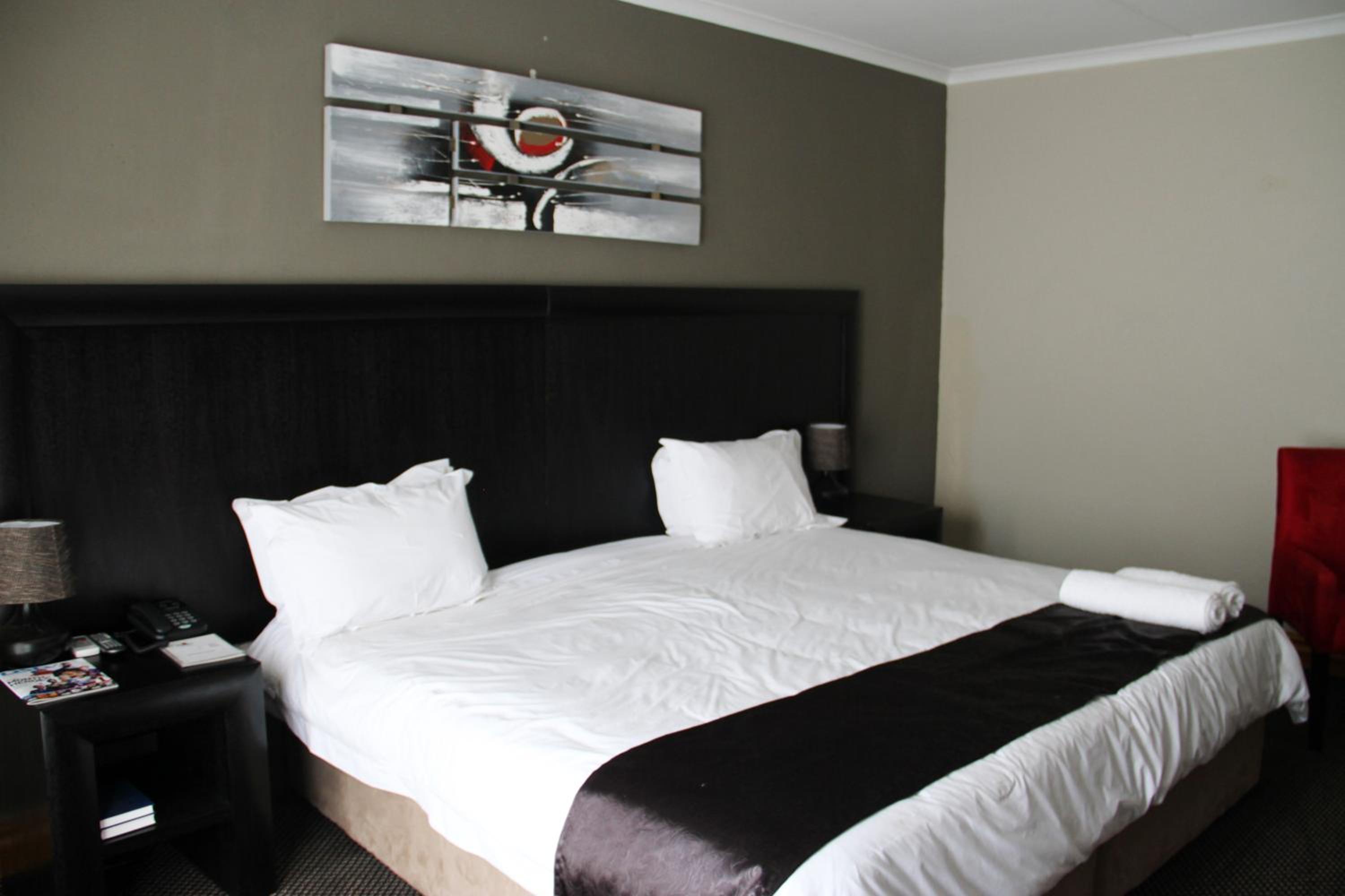 Standard Double or Twin Room - Photo 8