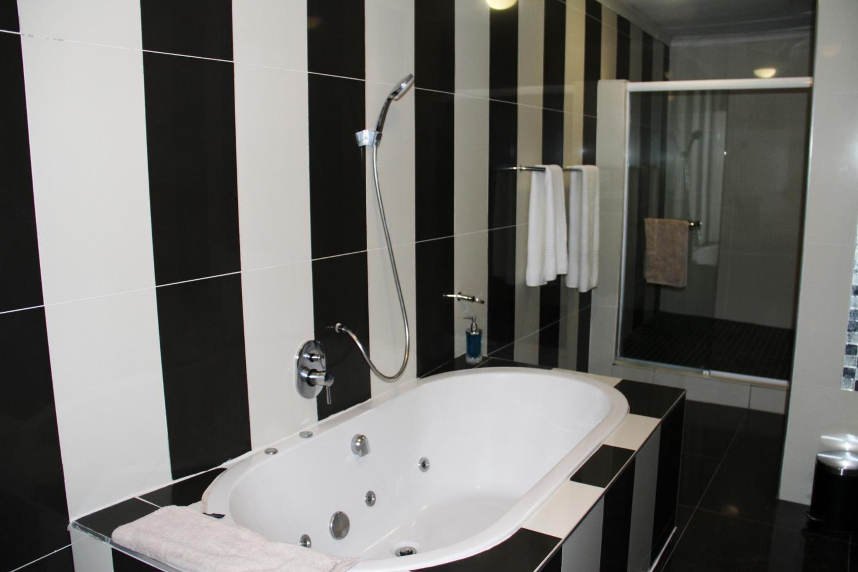 Suite - Photo 3