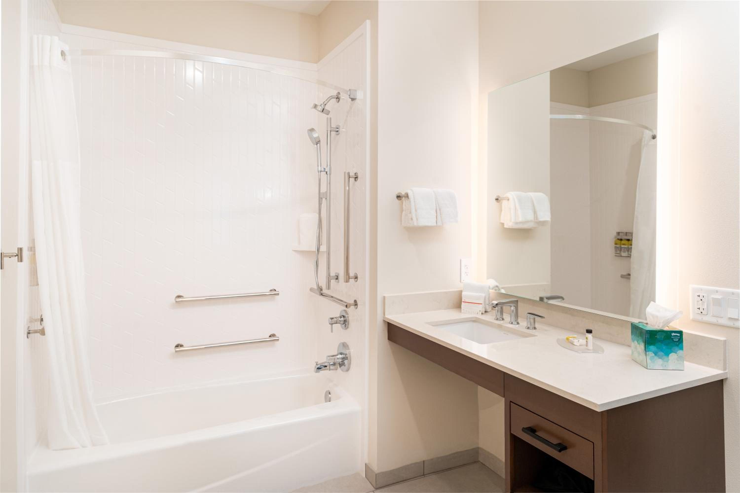 Queen Suite with Two Queen Beds and Mobility Accessible Bathtub - Non-Smoking - Photo 6