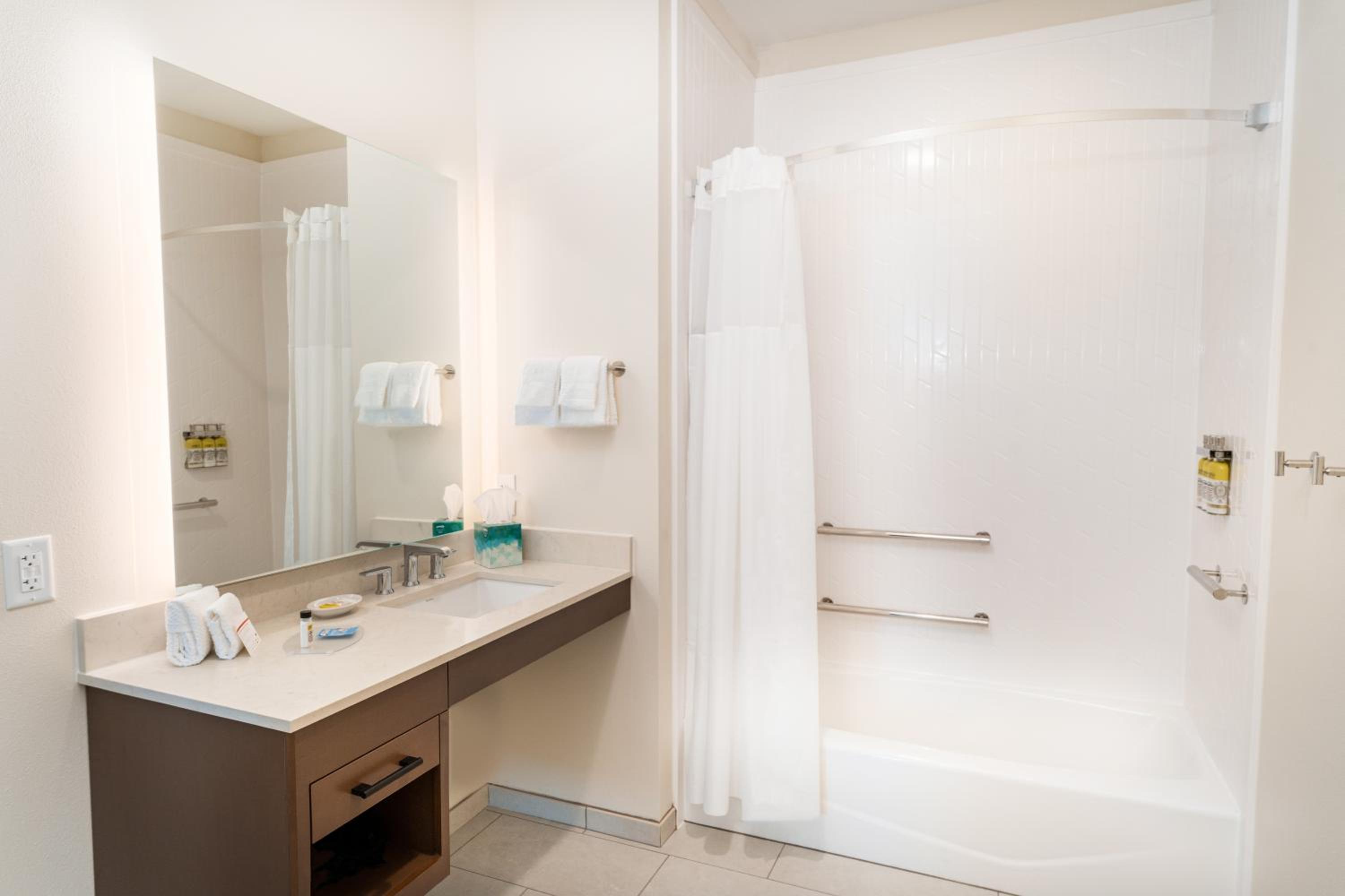 Queen Suite with Two Queen Beds and Mobility Accessible Bathtub - Non-Smoking - Photo 5