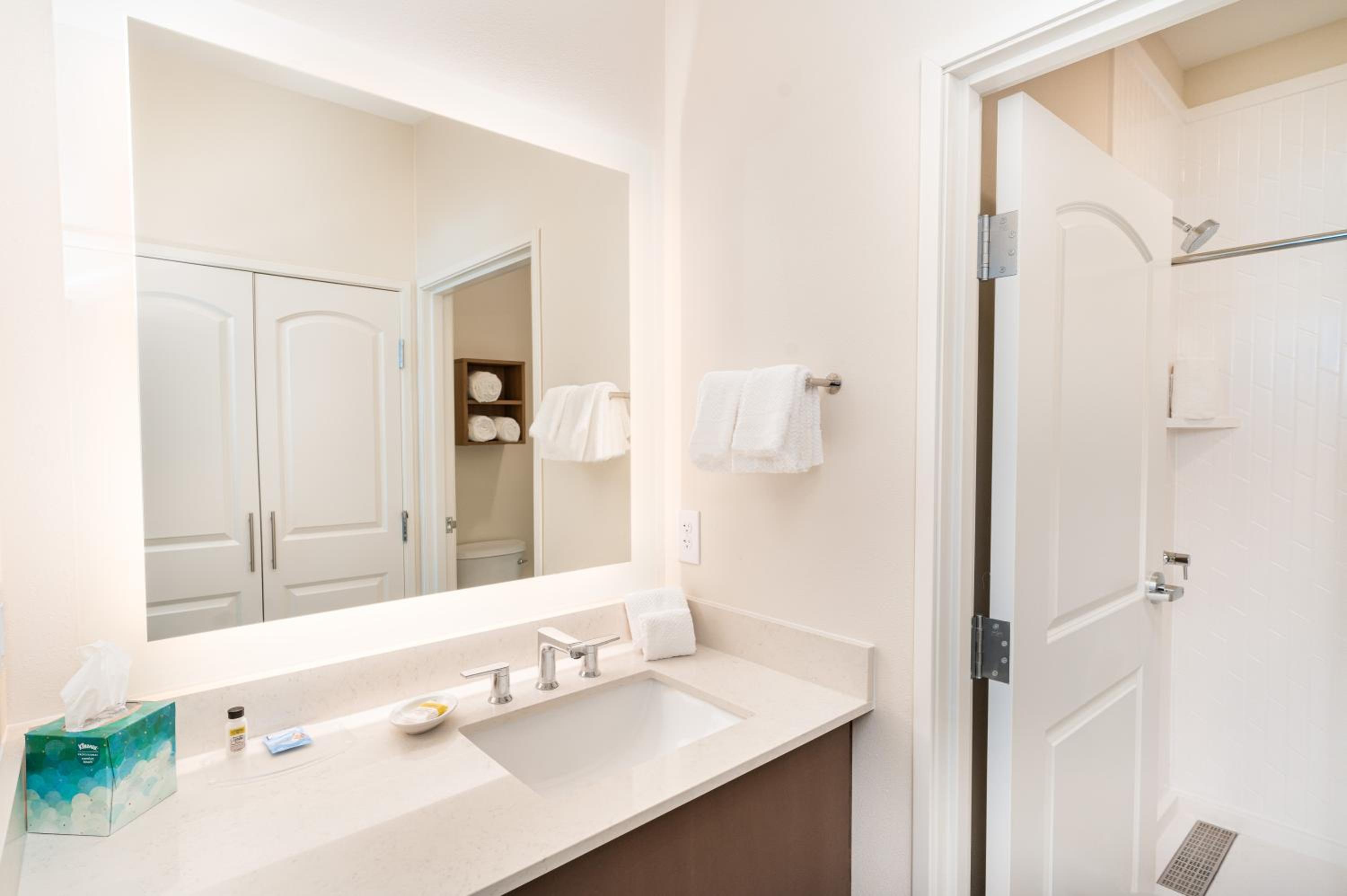 Two-Bedroom Suite with One King and Two Queen Beds - Non-Smoking - Photo 5