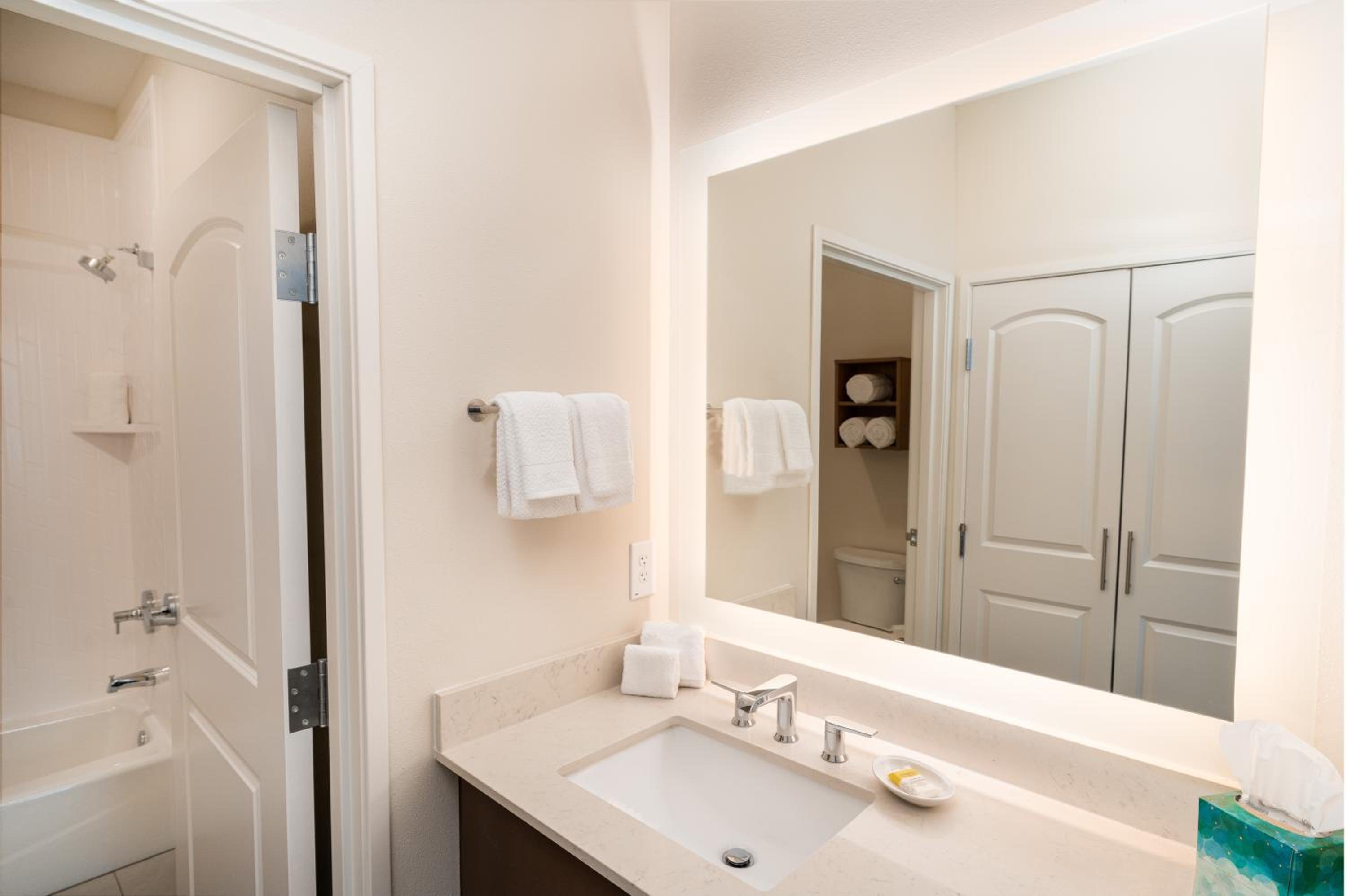 One-Bedroom Queen Suite with Two Queen Beds - Photo 16