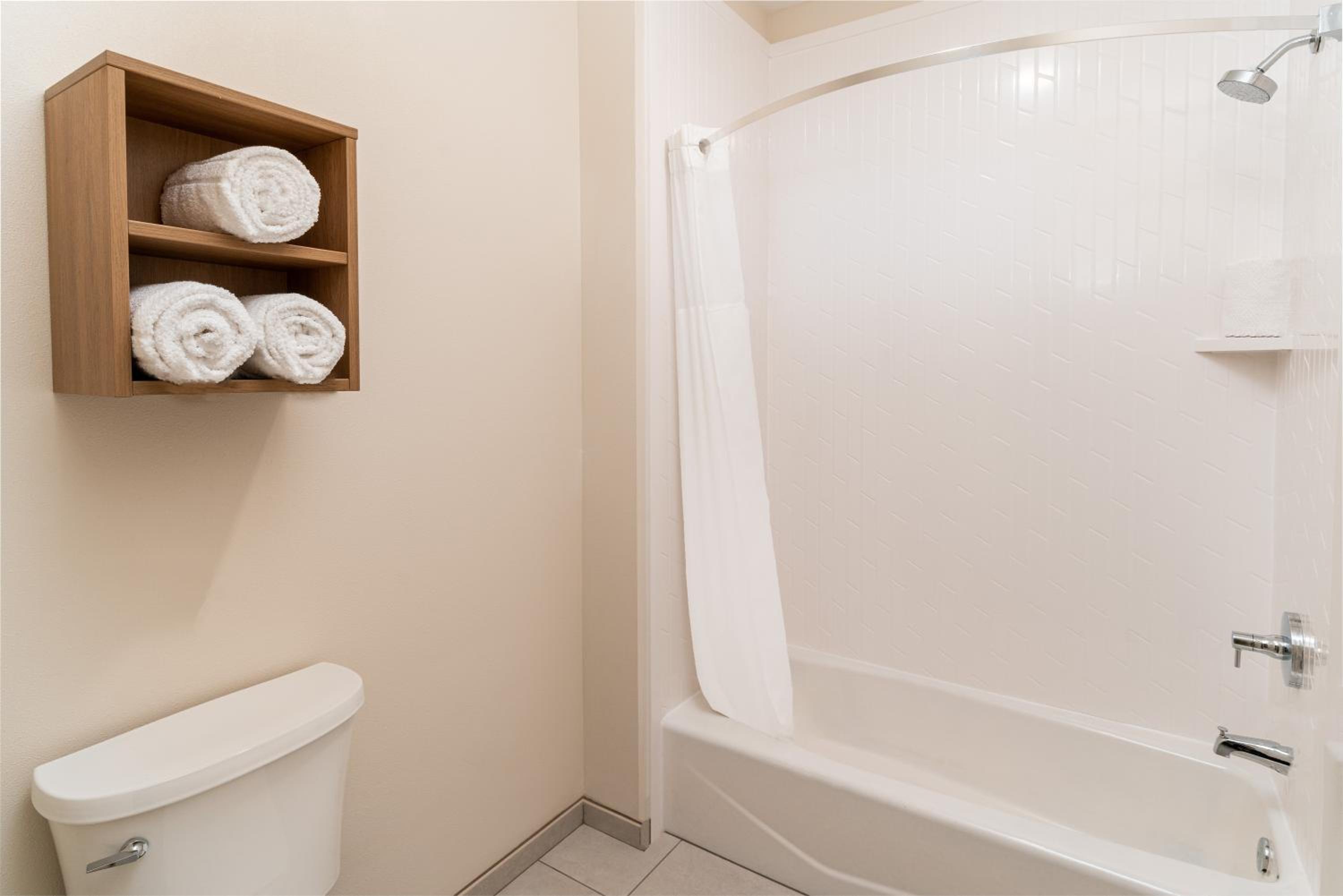 One-Bedroom Queen Suite with Two Queen Beds - Photo 3