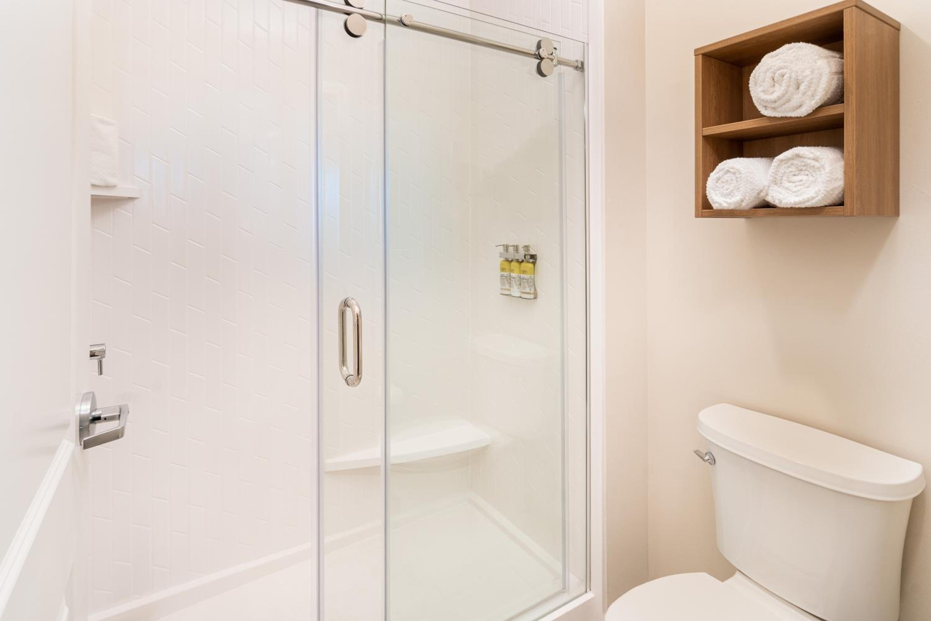 Two-Bedroom Suite with One King and Two Queen Beds - Non-Smoking - Photo 18