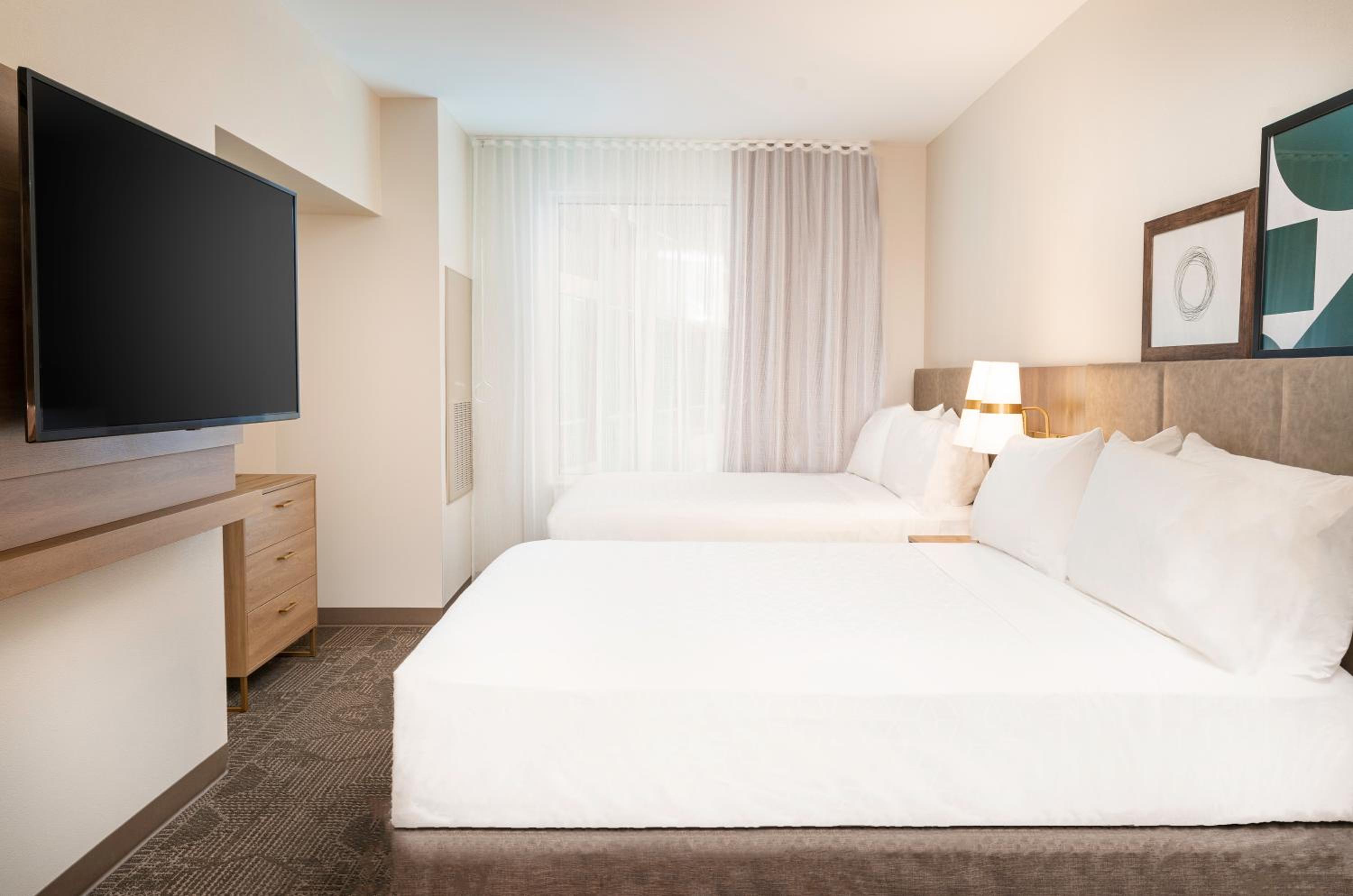 One-Bedroom Queen Suite with Two Queen Beds - Photo 10