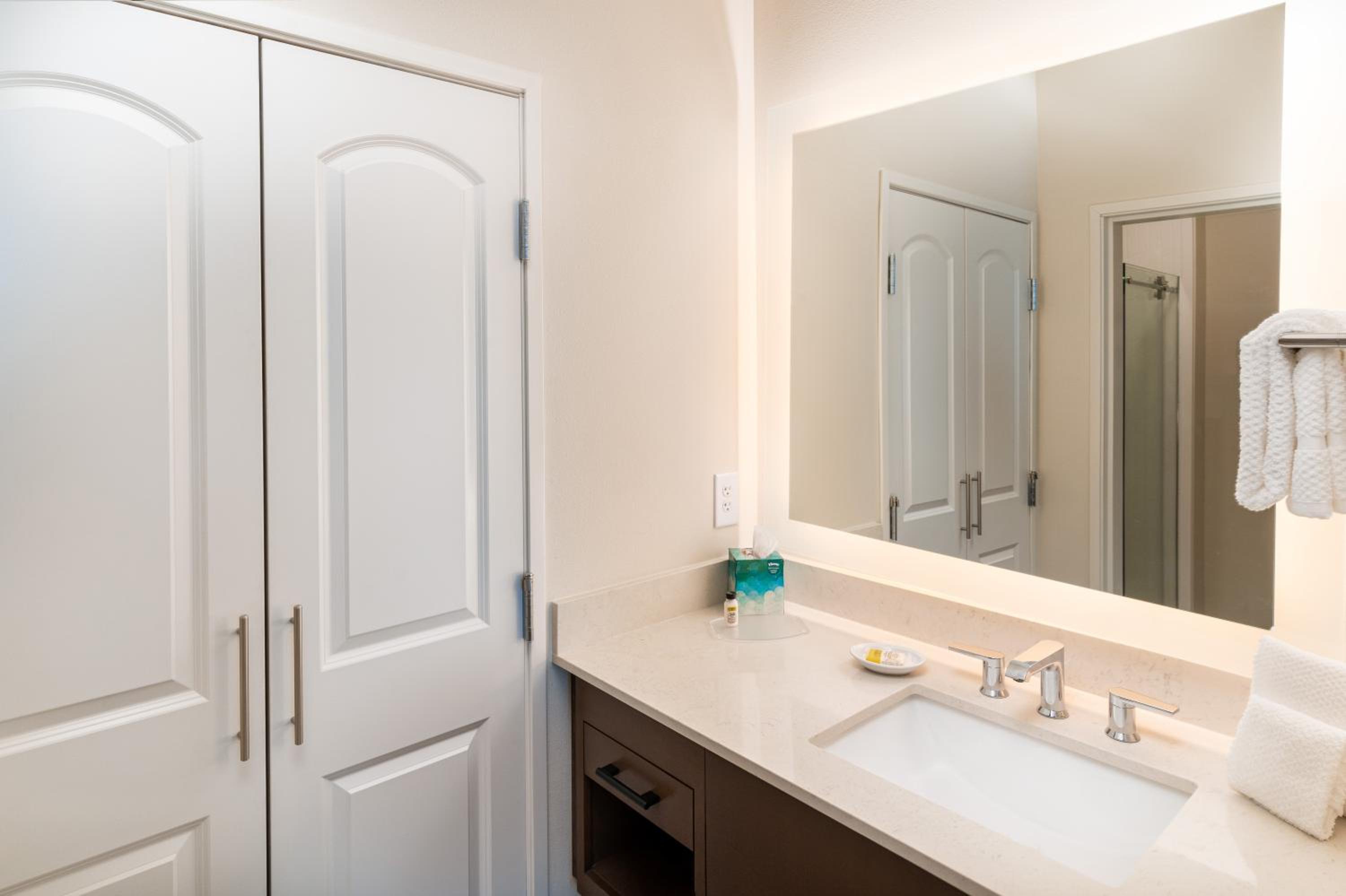One-Bedroom Queen Suite with Two Queen Beds - Photo 11