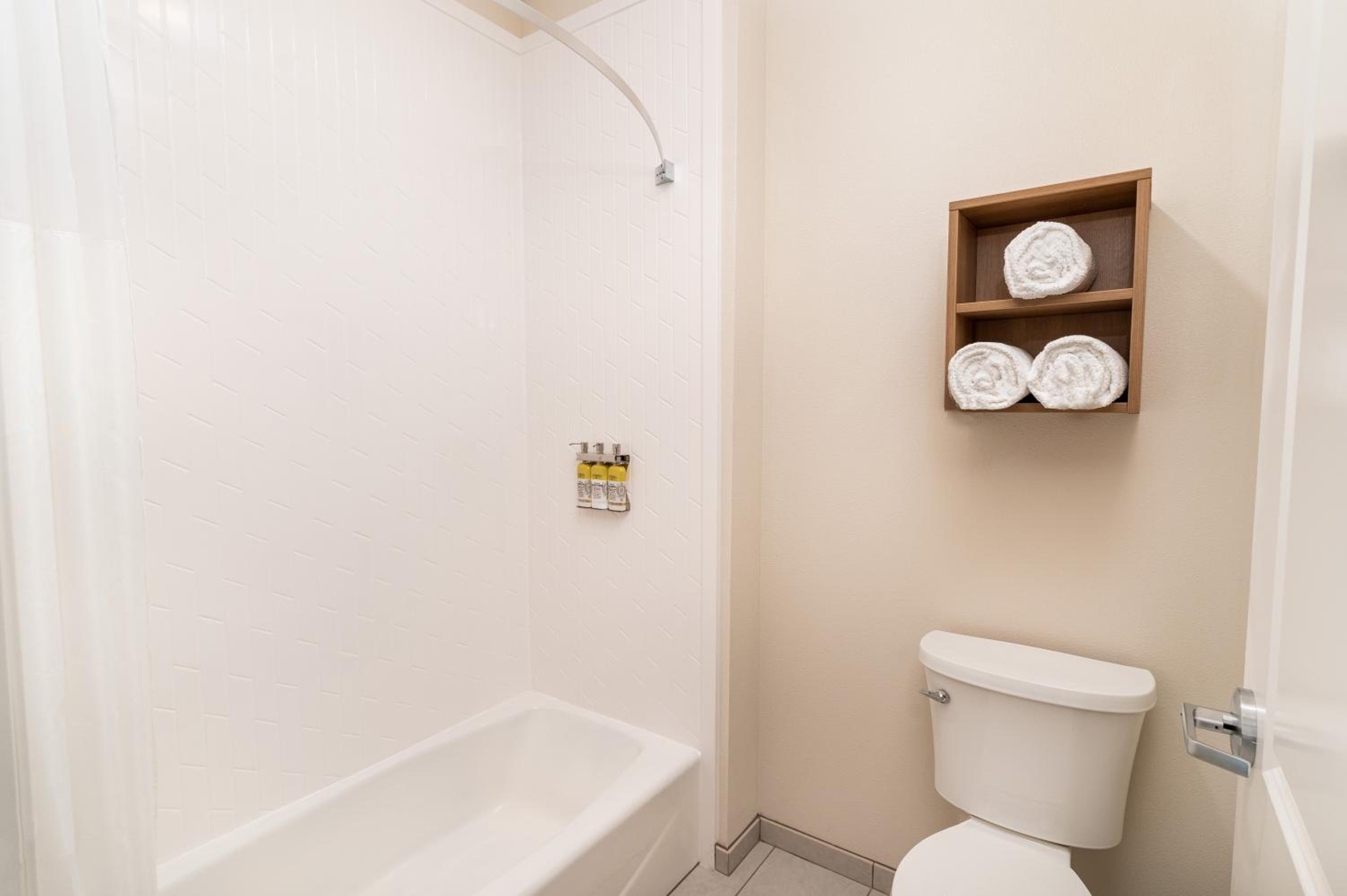 One-Bedroom Queen Suite with Two Queen Beds - Photo 9