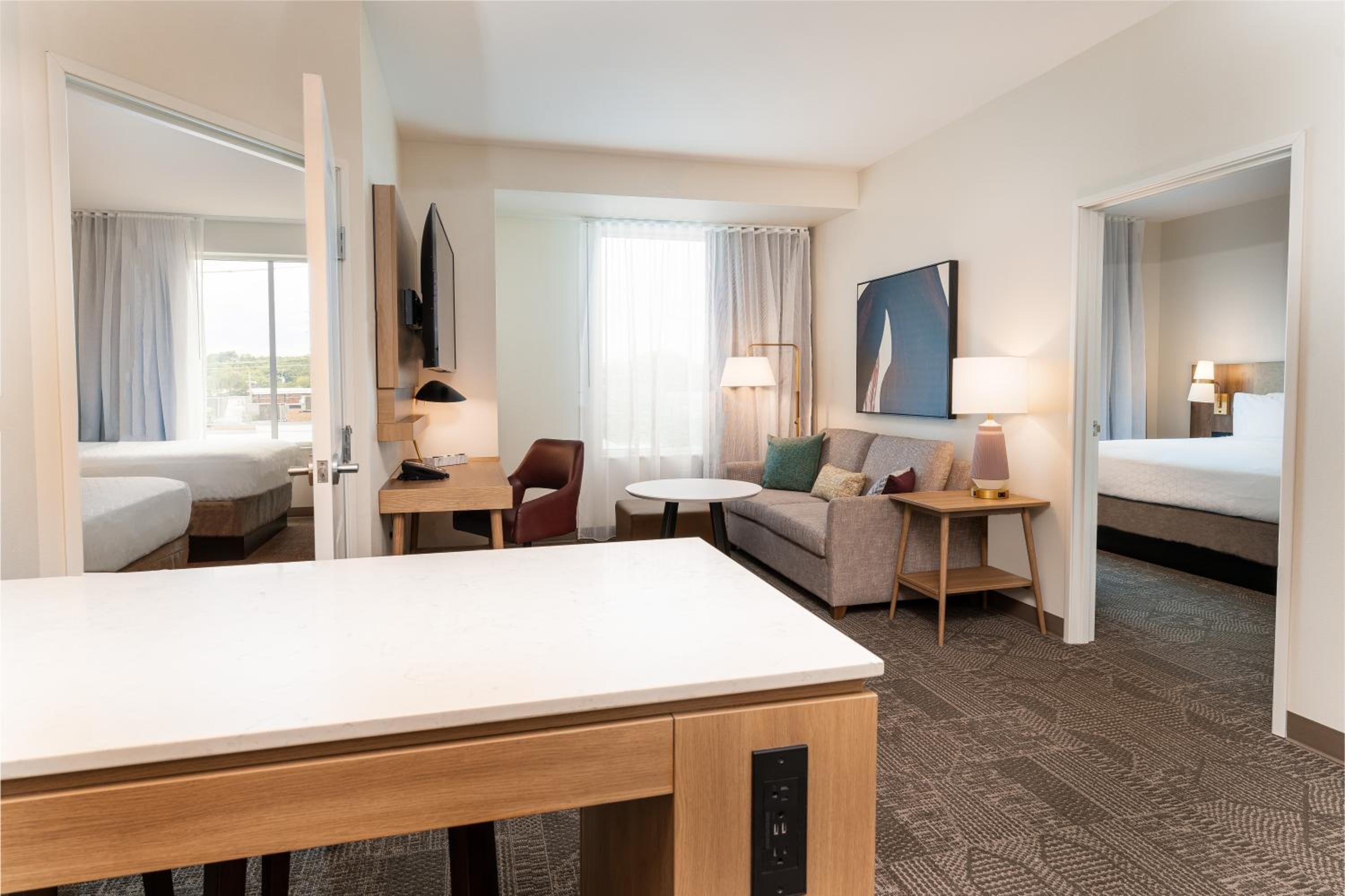 Two-Bedroom Suite with One King and Two Queen Beds - Non-Smoking - Photo 10