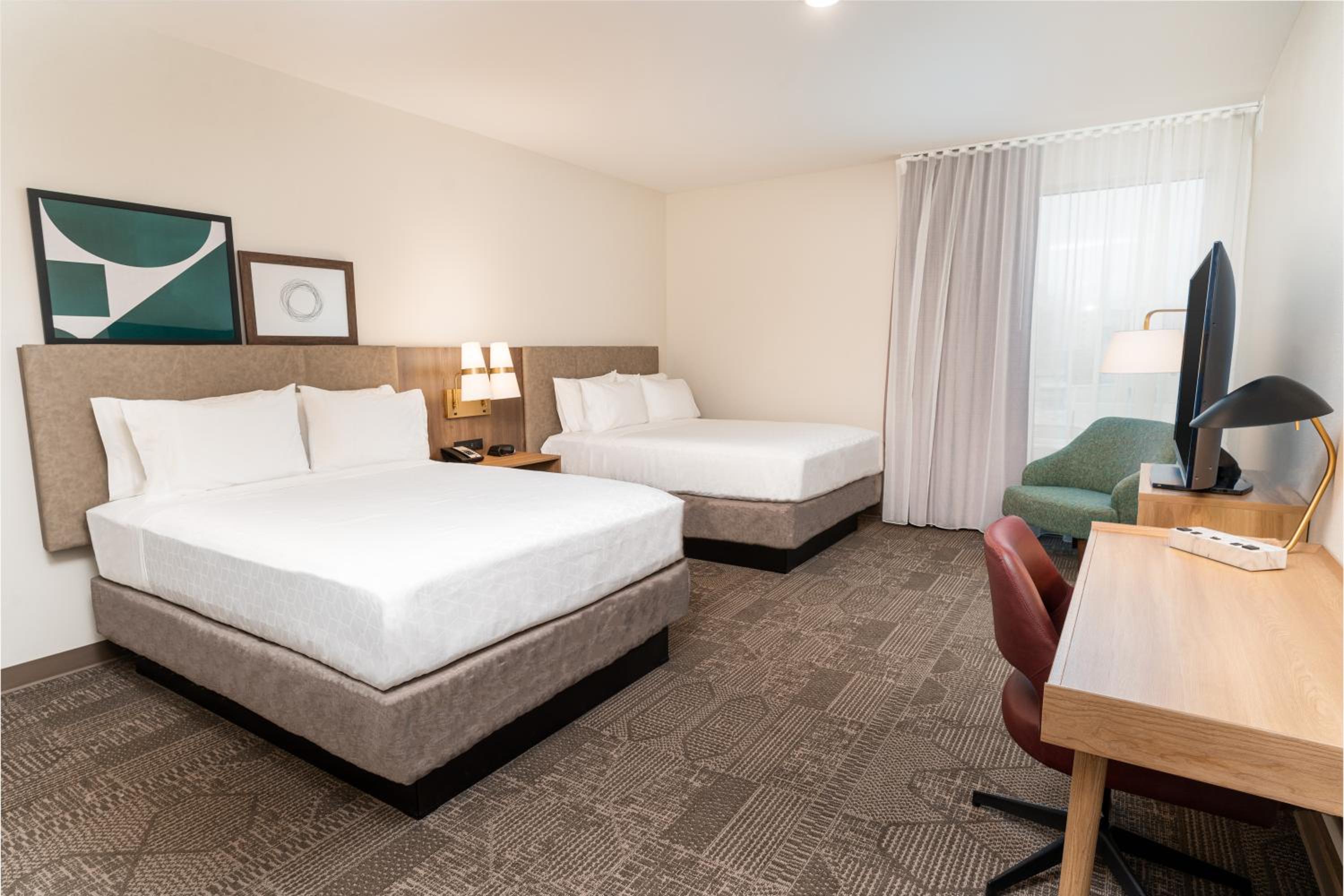 One-Bedroom Business Suite with Two Queen Beds - Photo 10