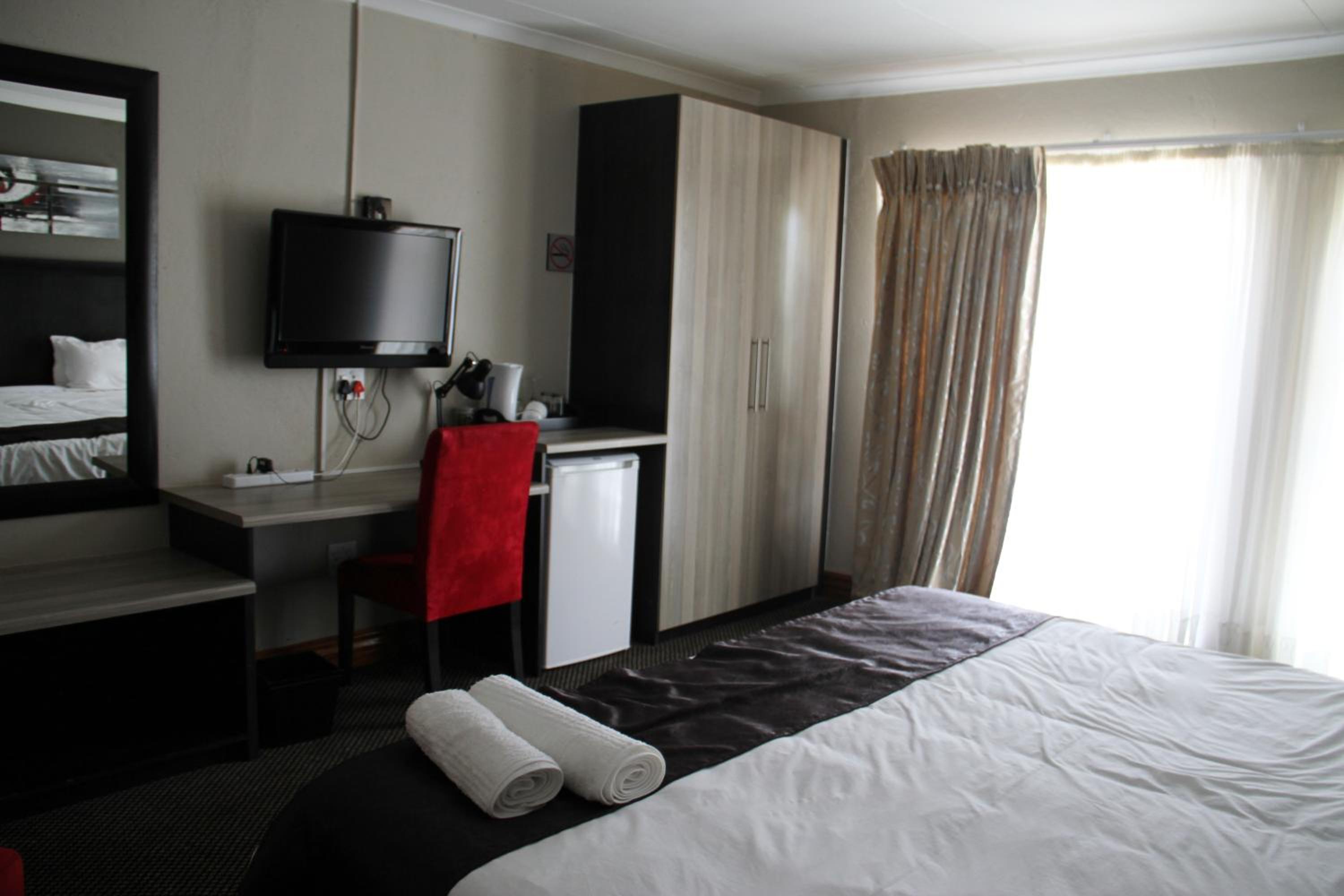 Standard Double or Twin Room - Photo 7