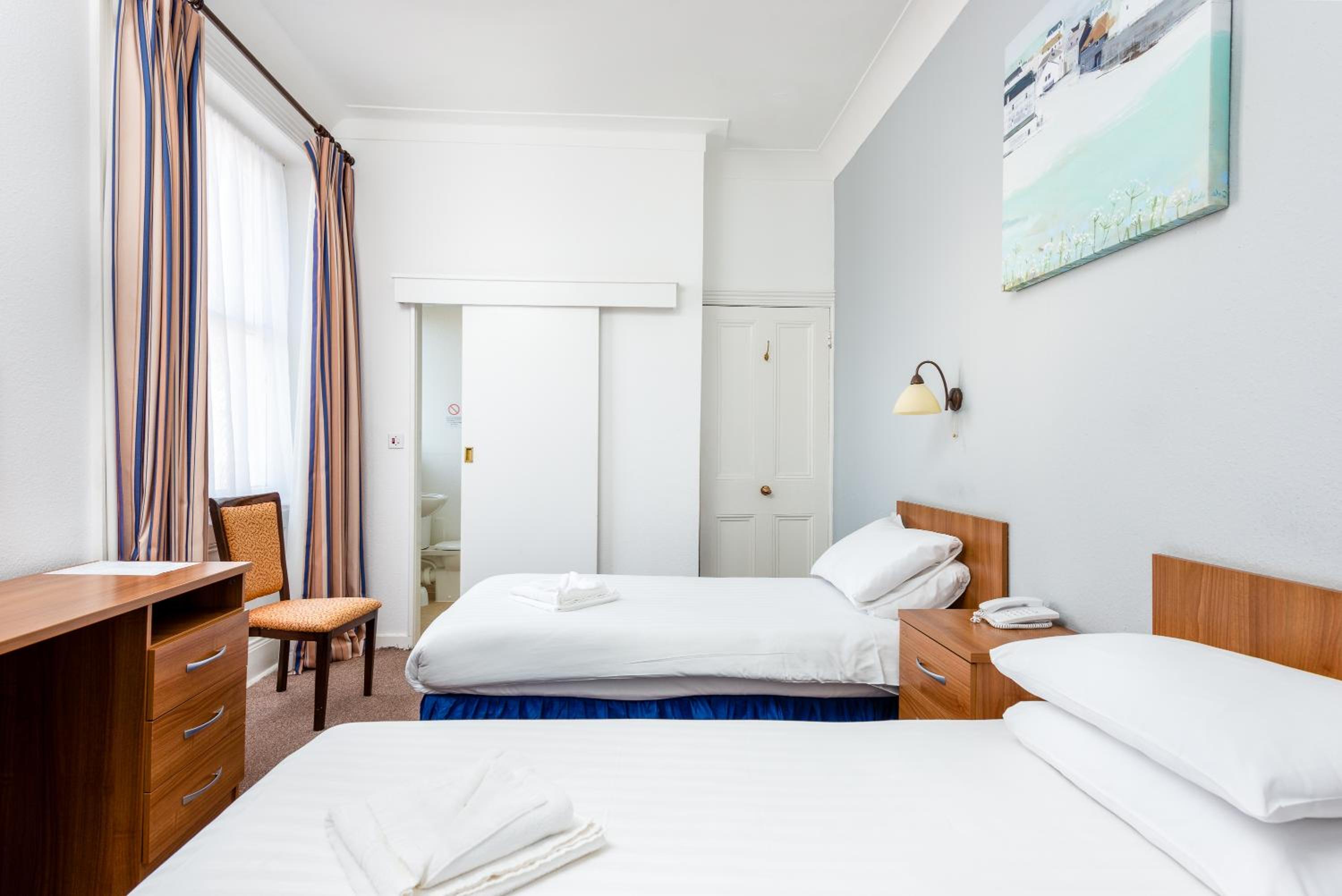 Twin Room - Photo 3