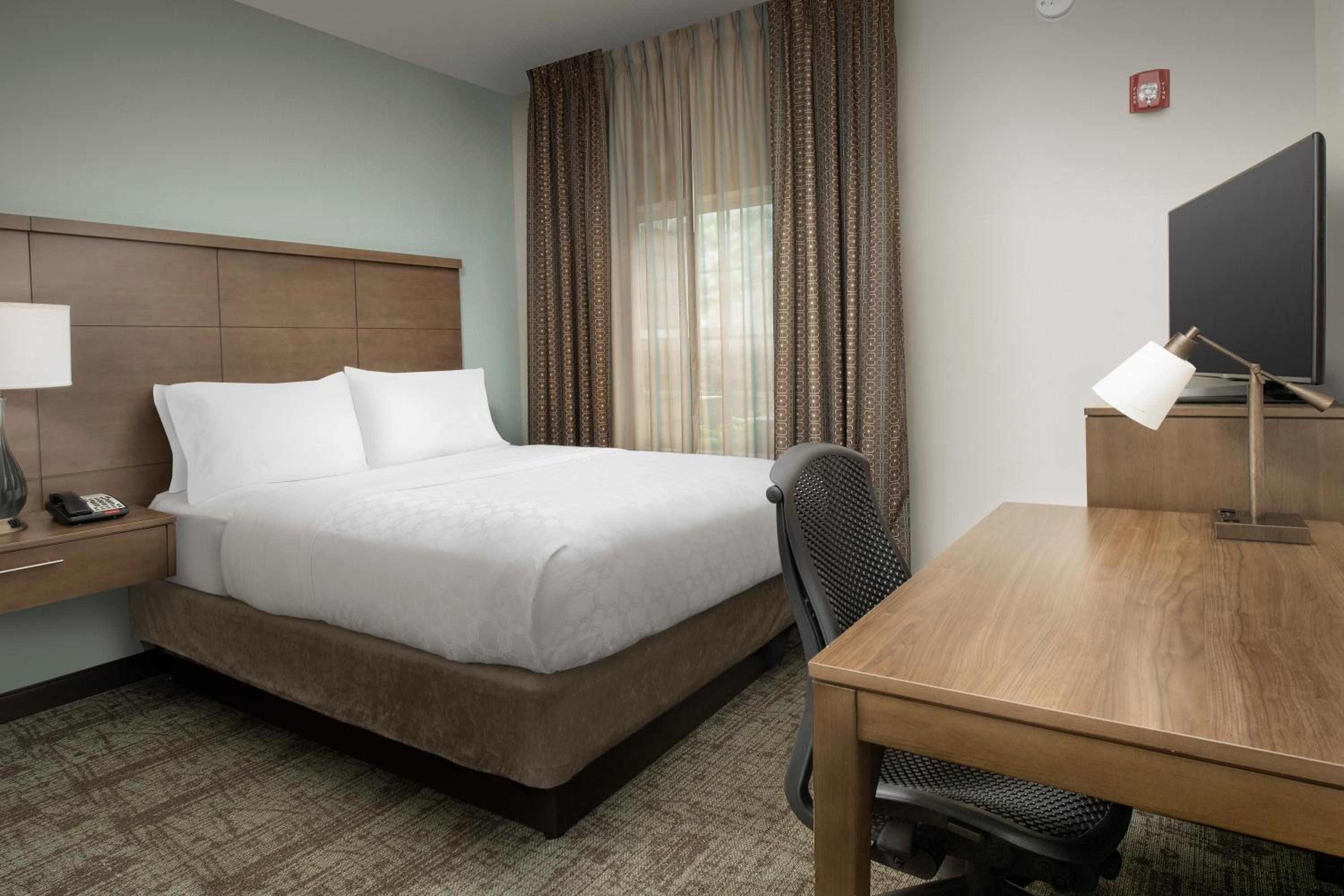 One-Bedroom Suite with King Bed Mobility Access Tub - Non-Smoking - Photo 1