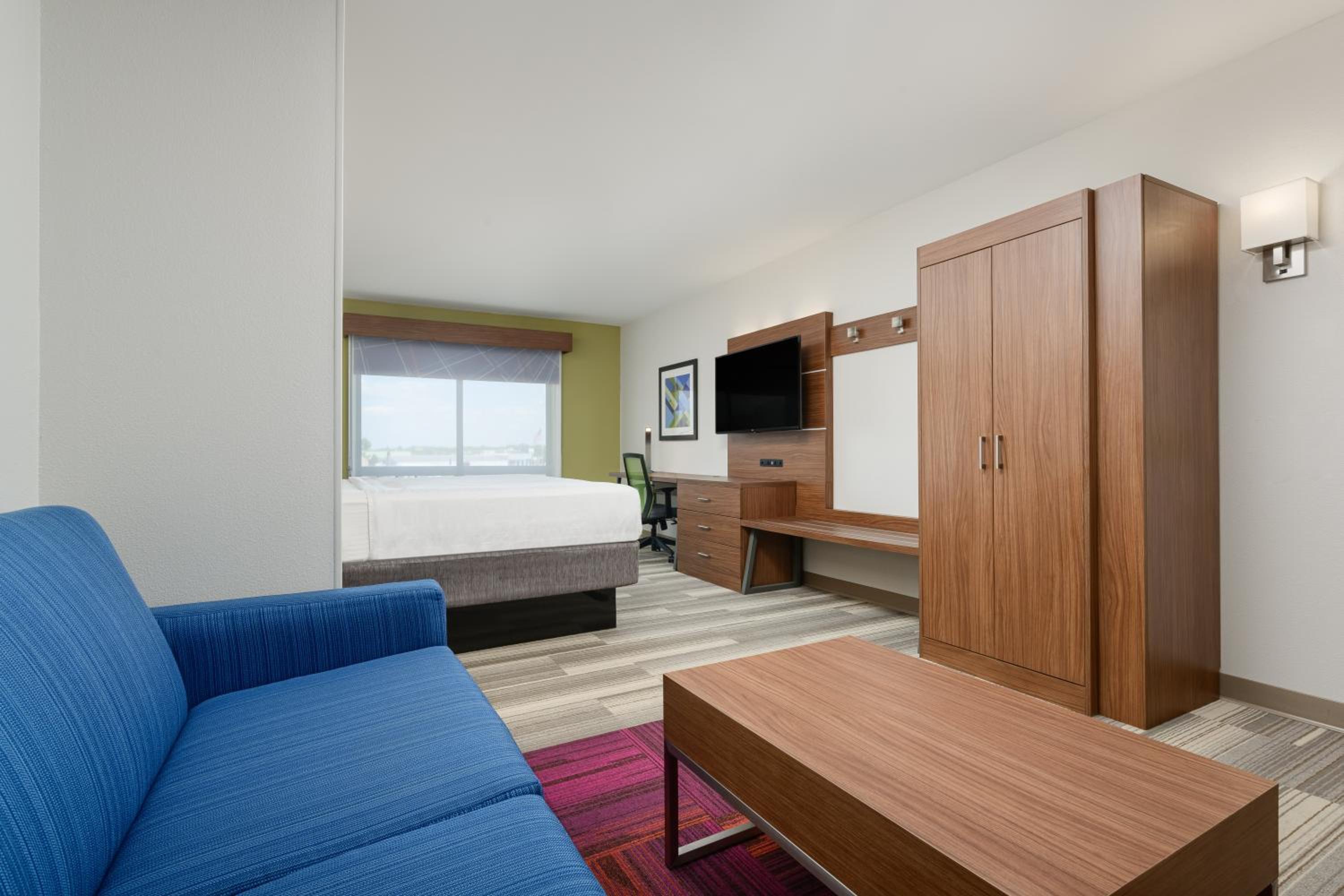 One-Bedroom King Suite - Photo 2