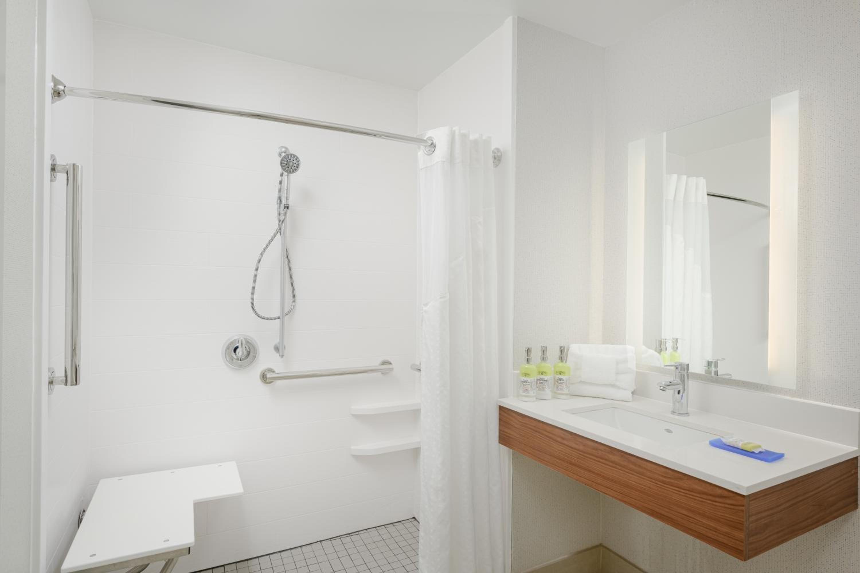 Queen Room with Two Queen Beds- Hearing Accessible Roll in Shower/Non-Smoking - Photo 8