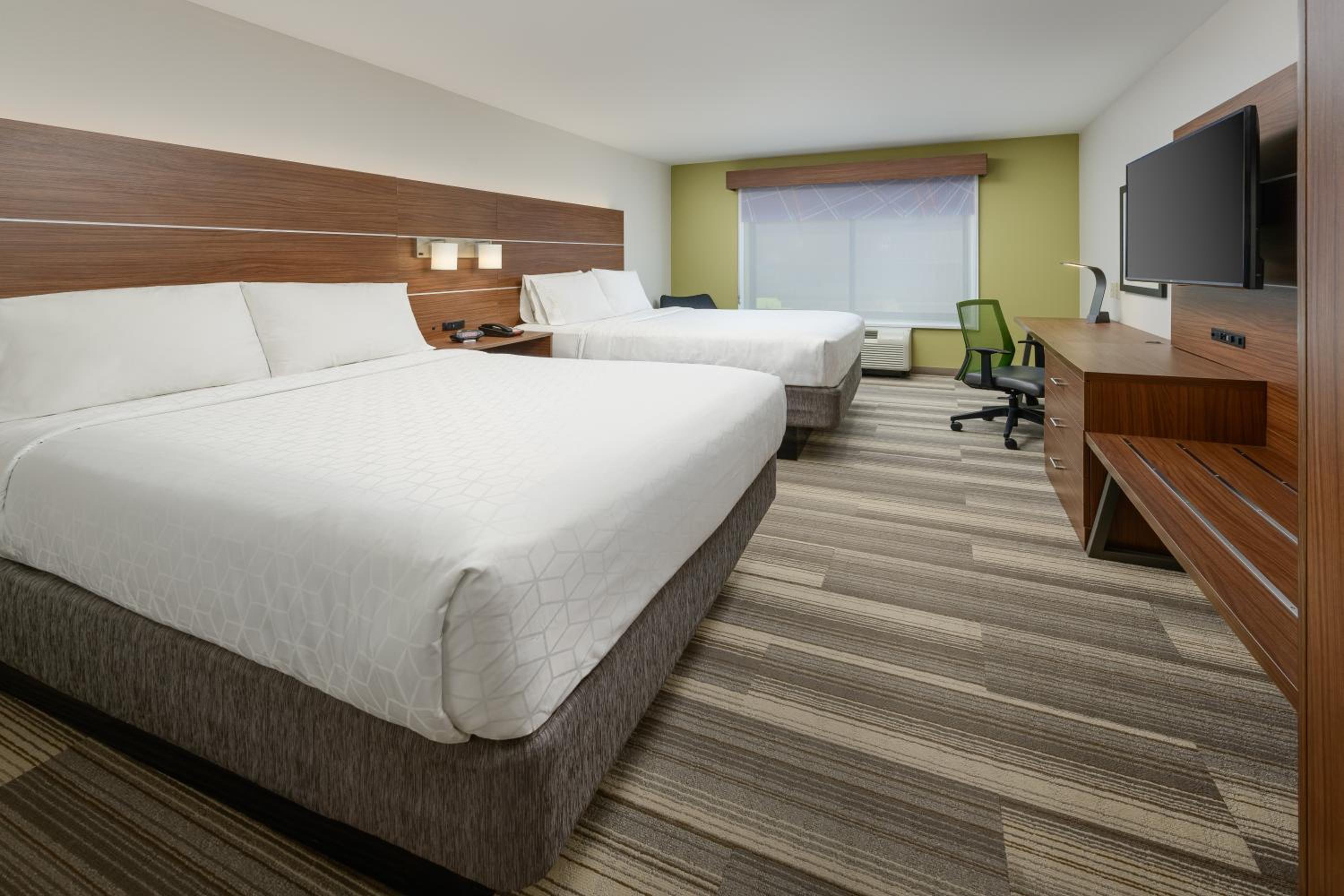 Queen Room with Two Queen Beds- Hearing Accessible Roll in Shower/Non-Smoking - Photo 5