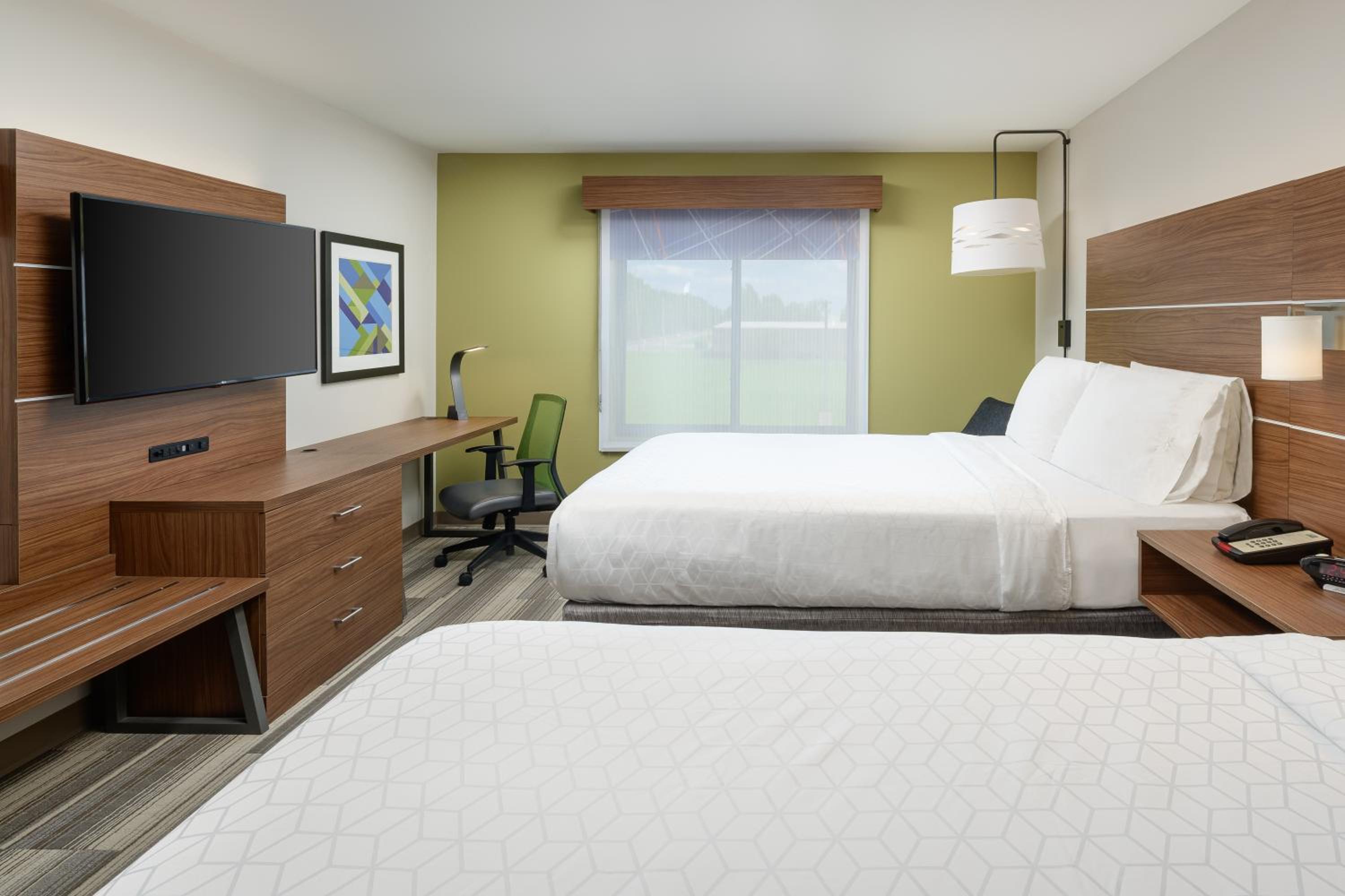 Standard Queen Room with Two Queen Beds - Photo 4