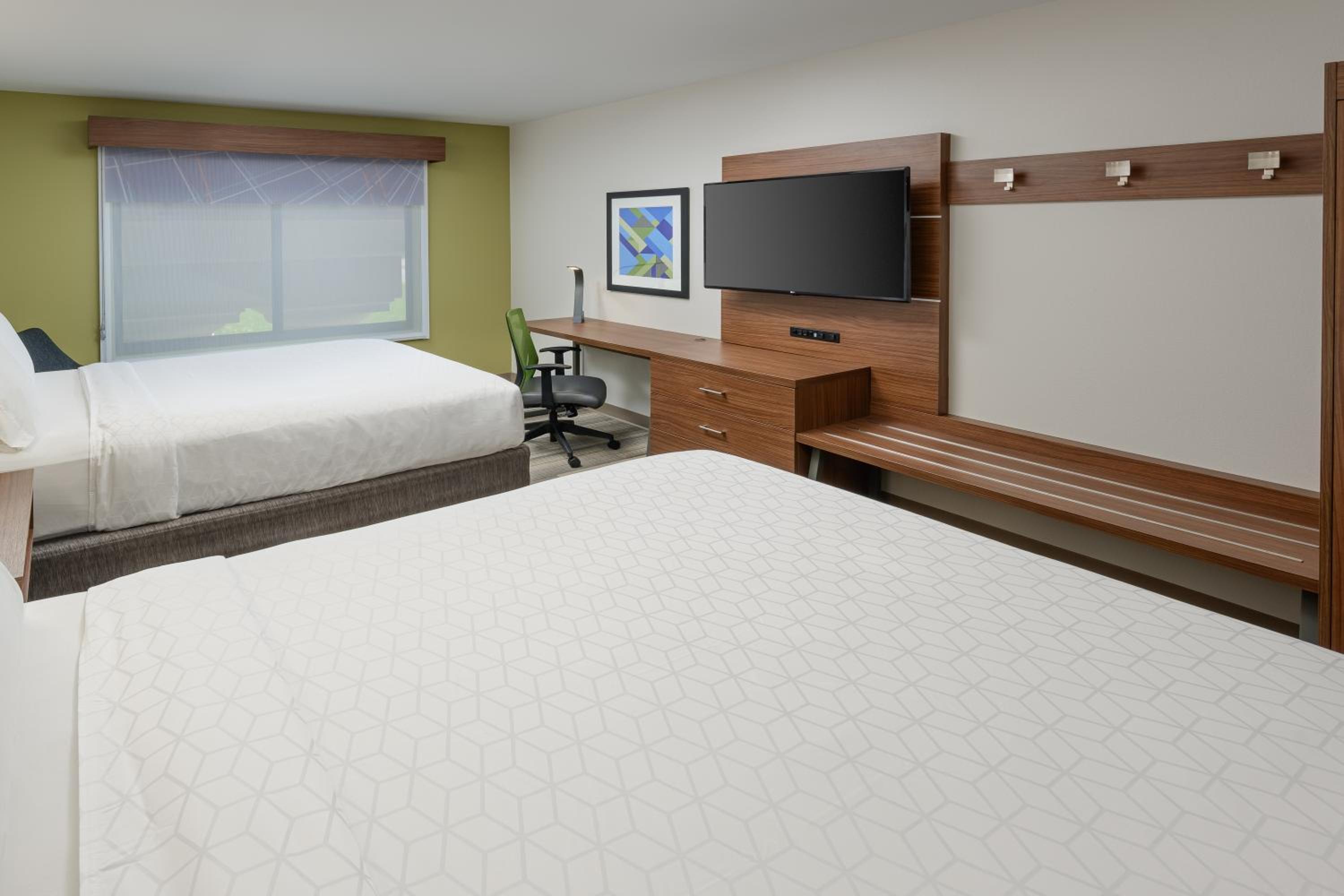 Standard Queen Room with Two Queen Beds - Photo 2