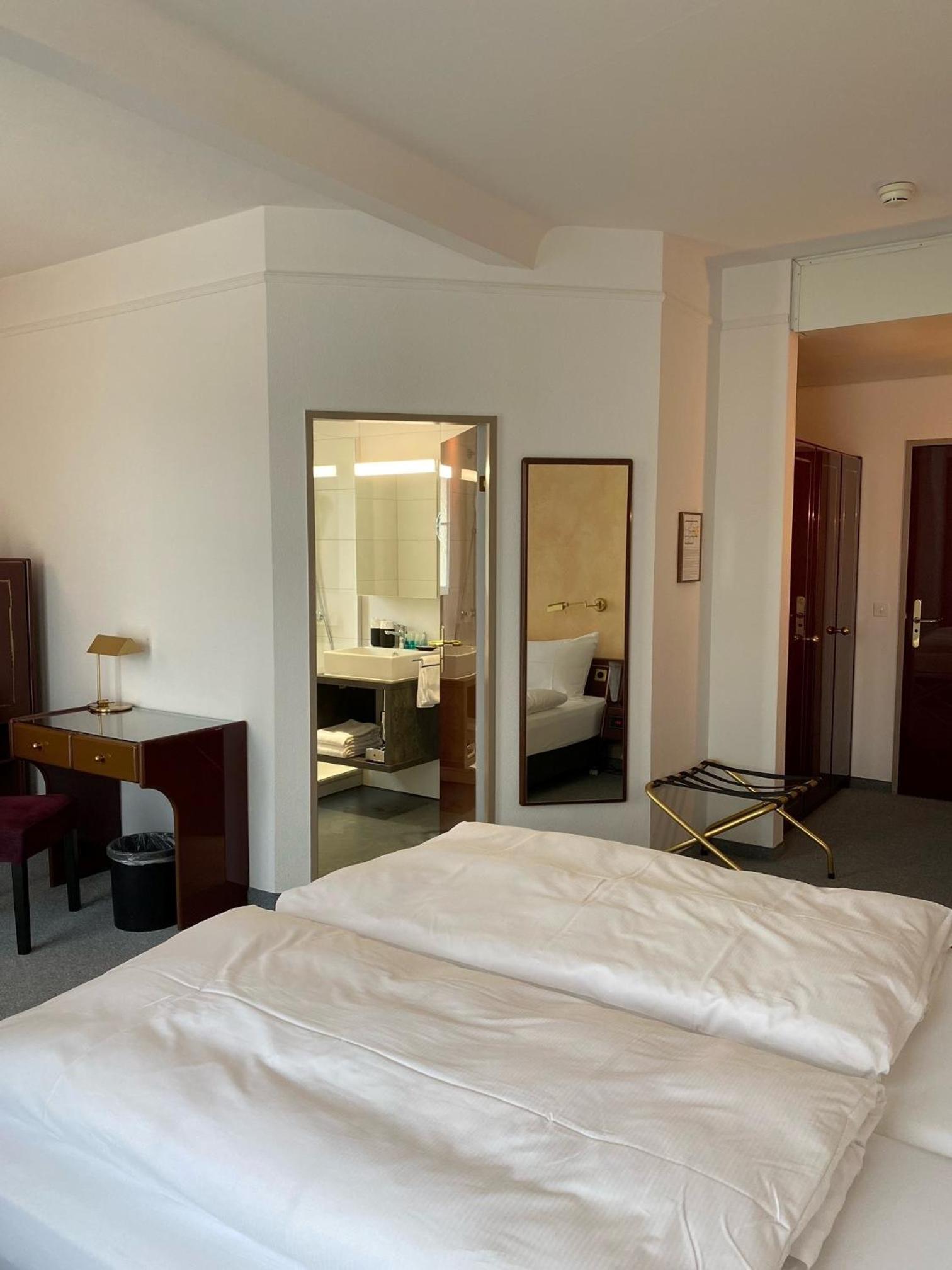 Deluxe Double Room - Photo 9