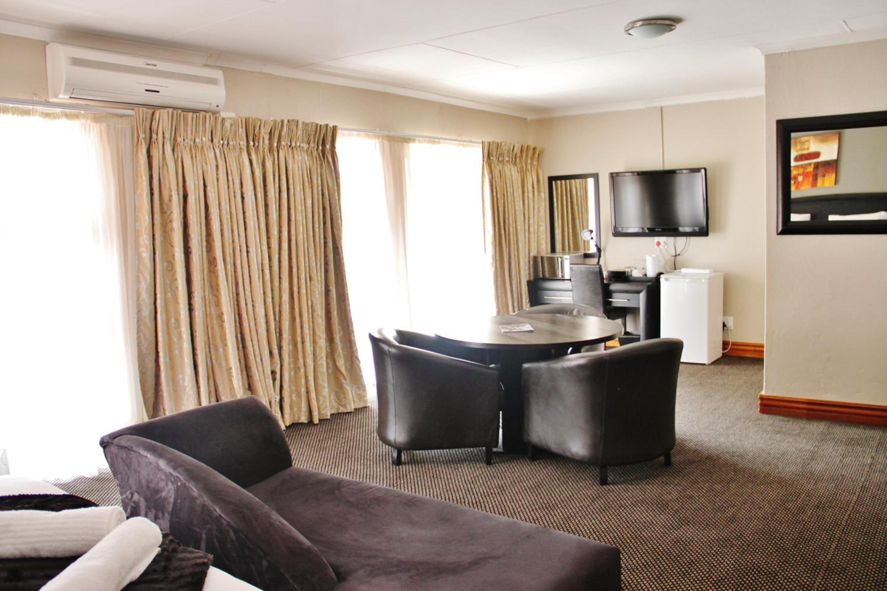 Suite - Photo 1
