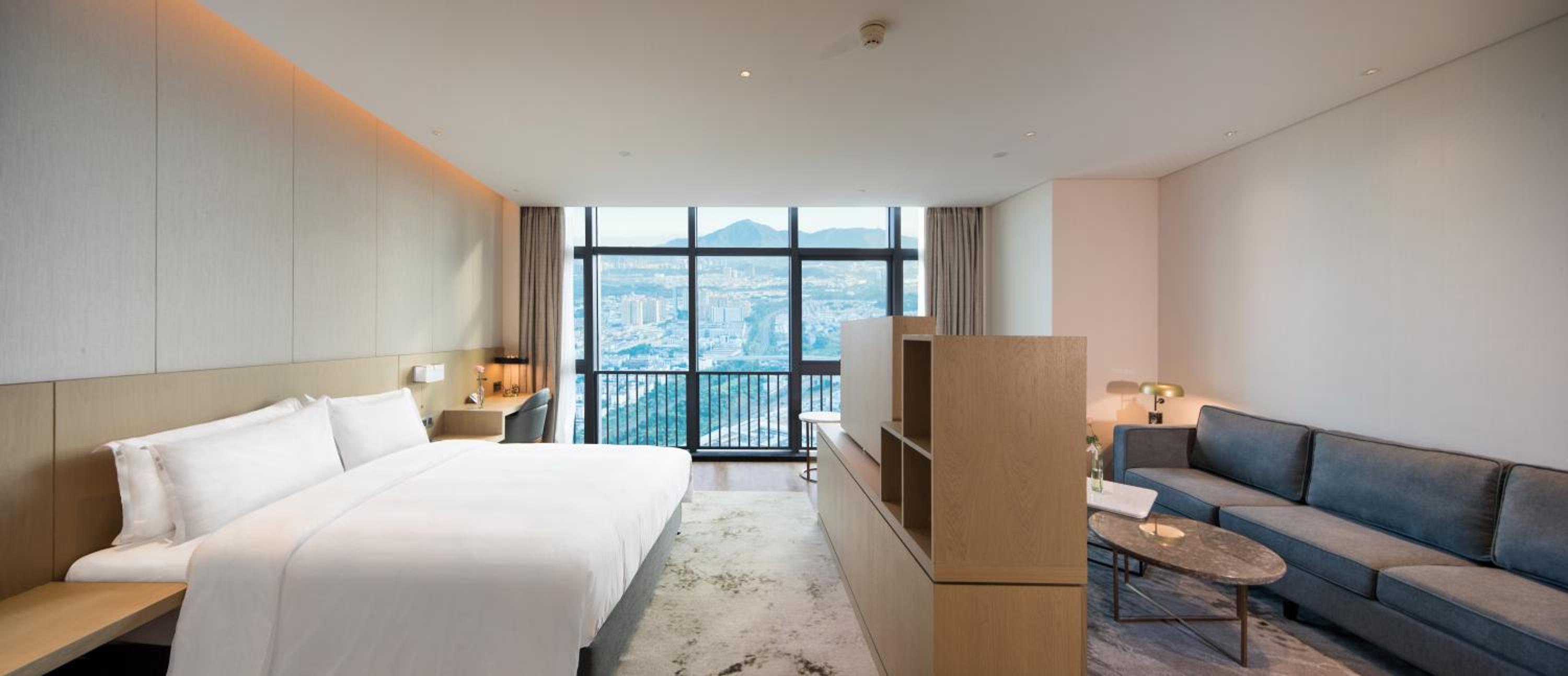 Standard King Room with Extra Floor Space - High Floor - Photo 2