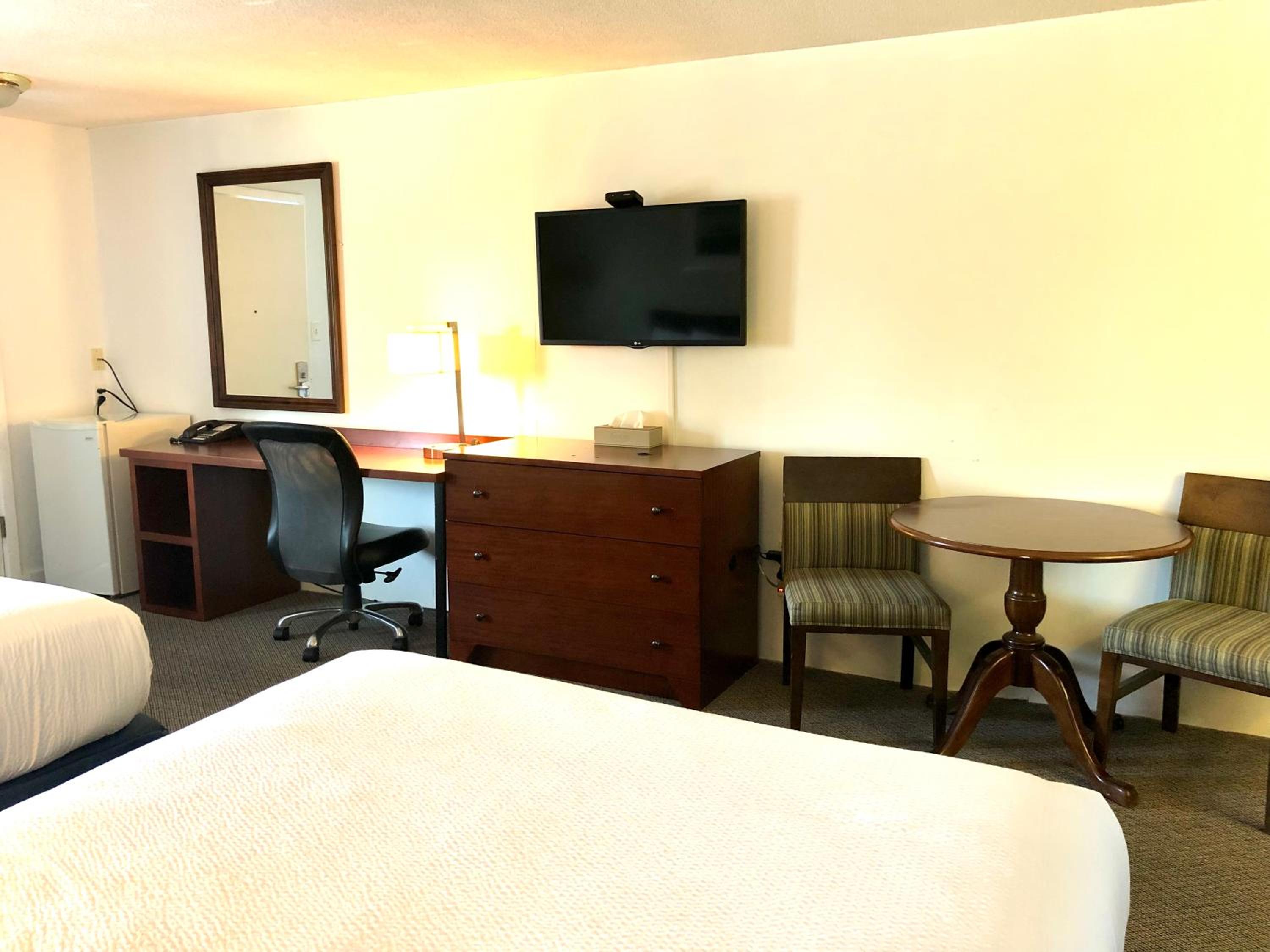 Queen Room with Two Queen Beds photo 2