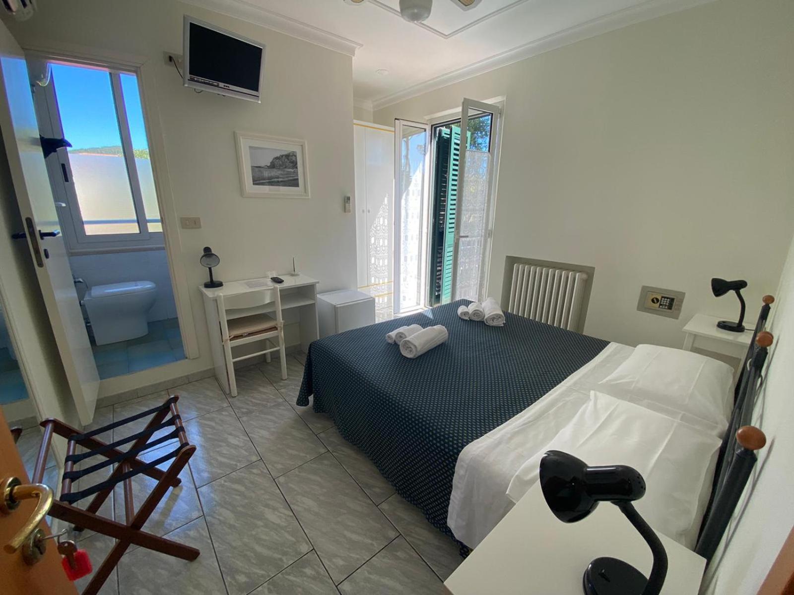 Standard Double or Twin Room photo 2