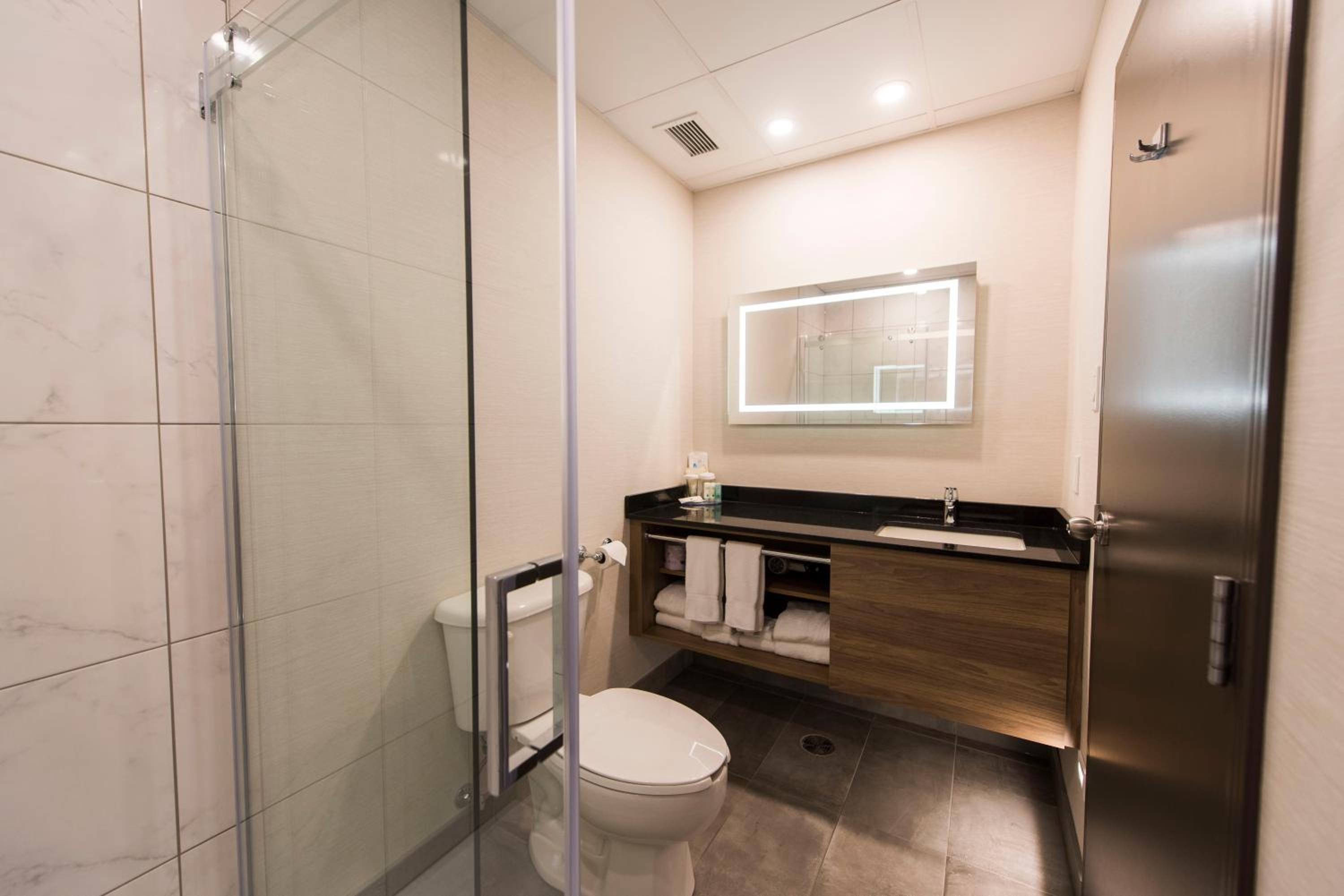 Suite with King Bed and Queen Wall Bed - Photo 3