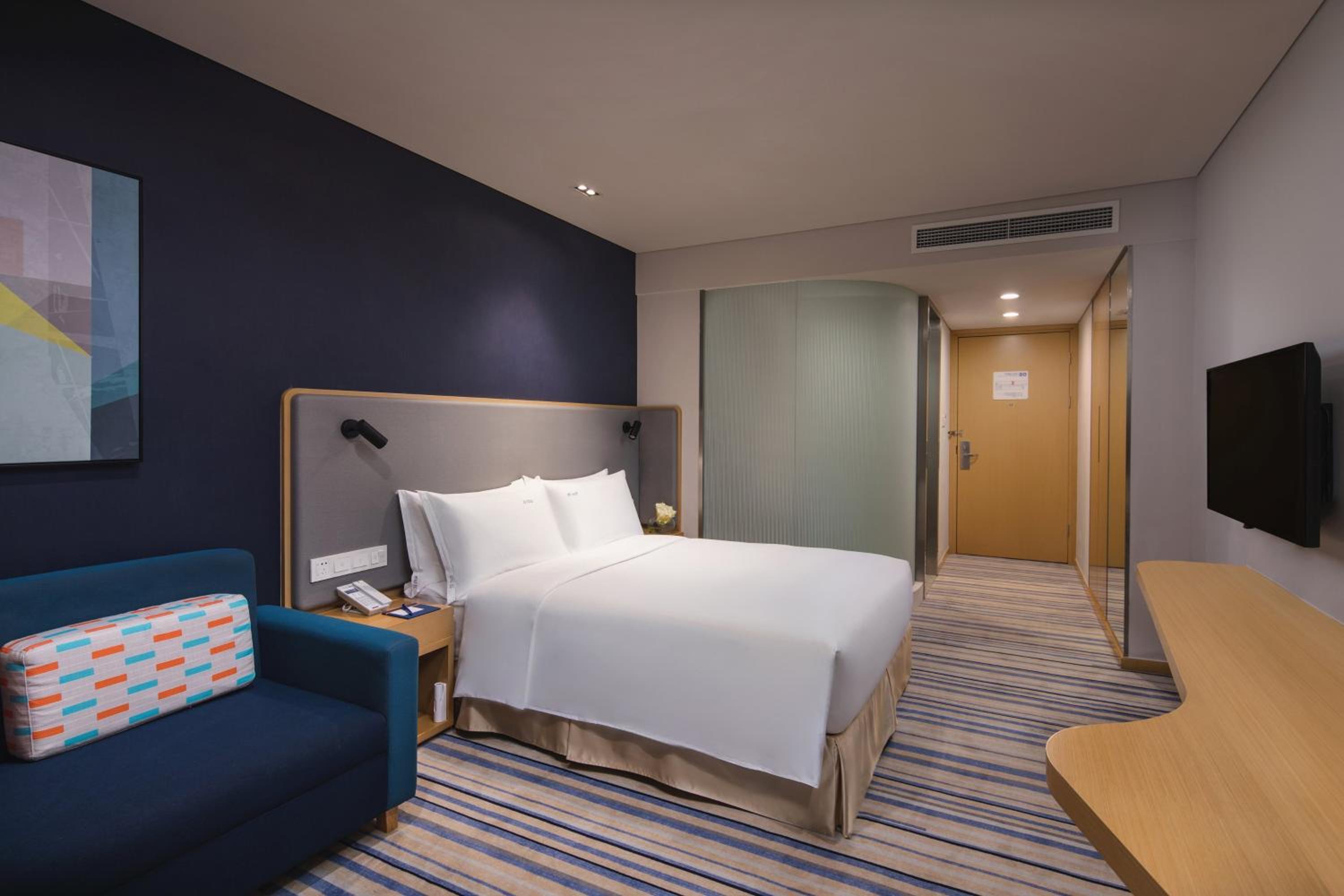 Standard Queen Room with City View