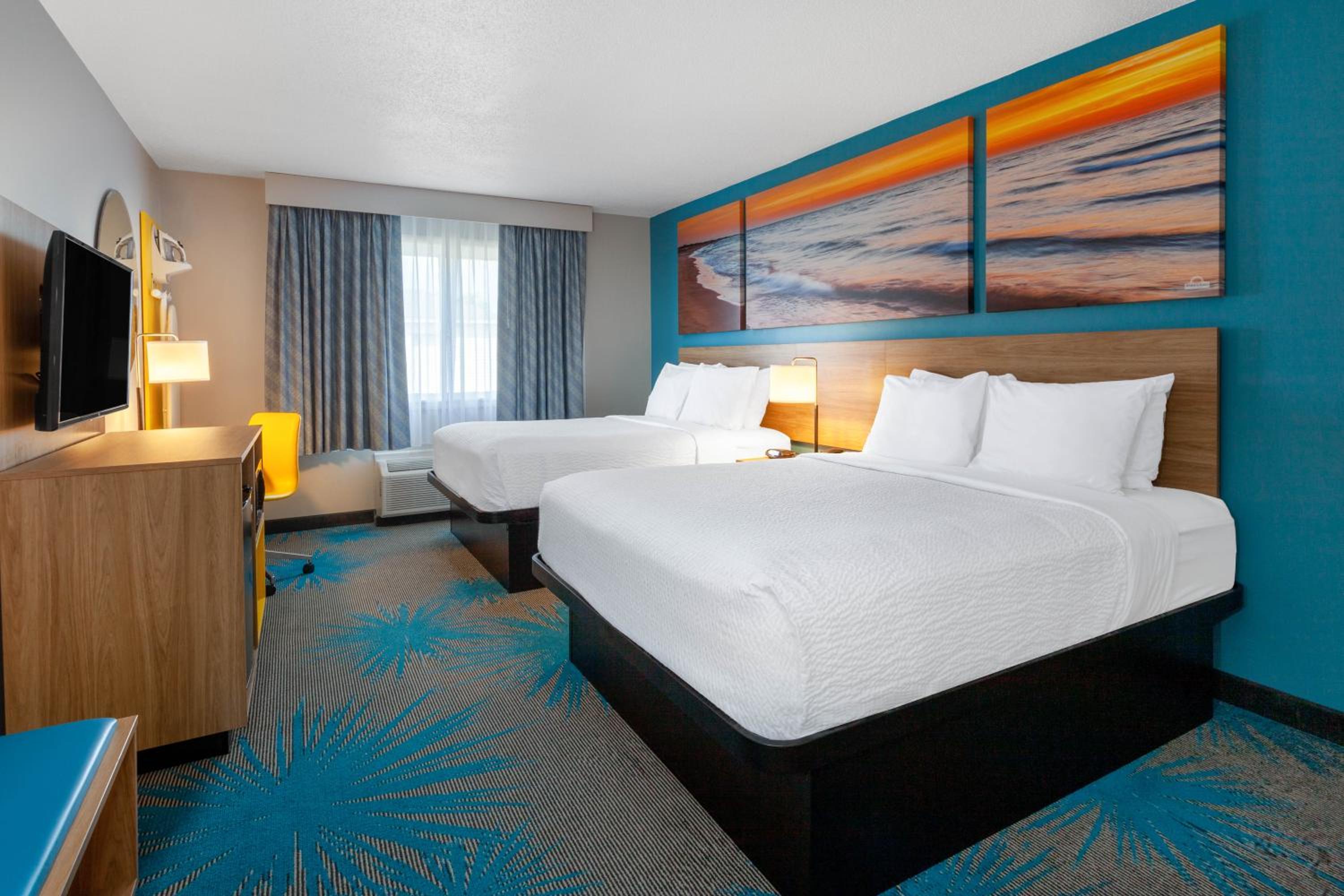 Queen Room with Two Queen Beds - Non-Smoking photo 1