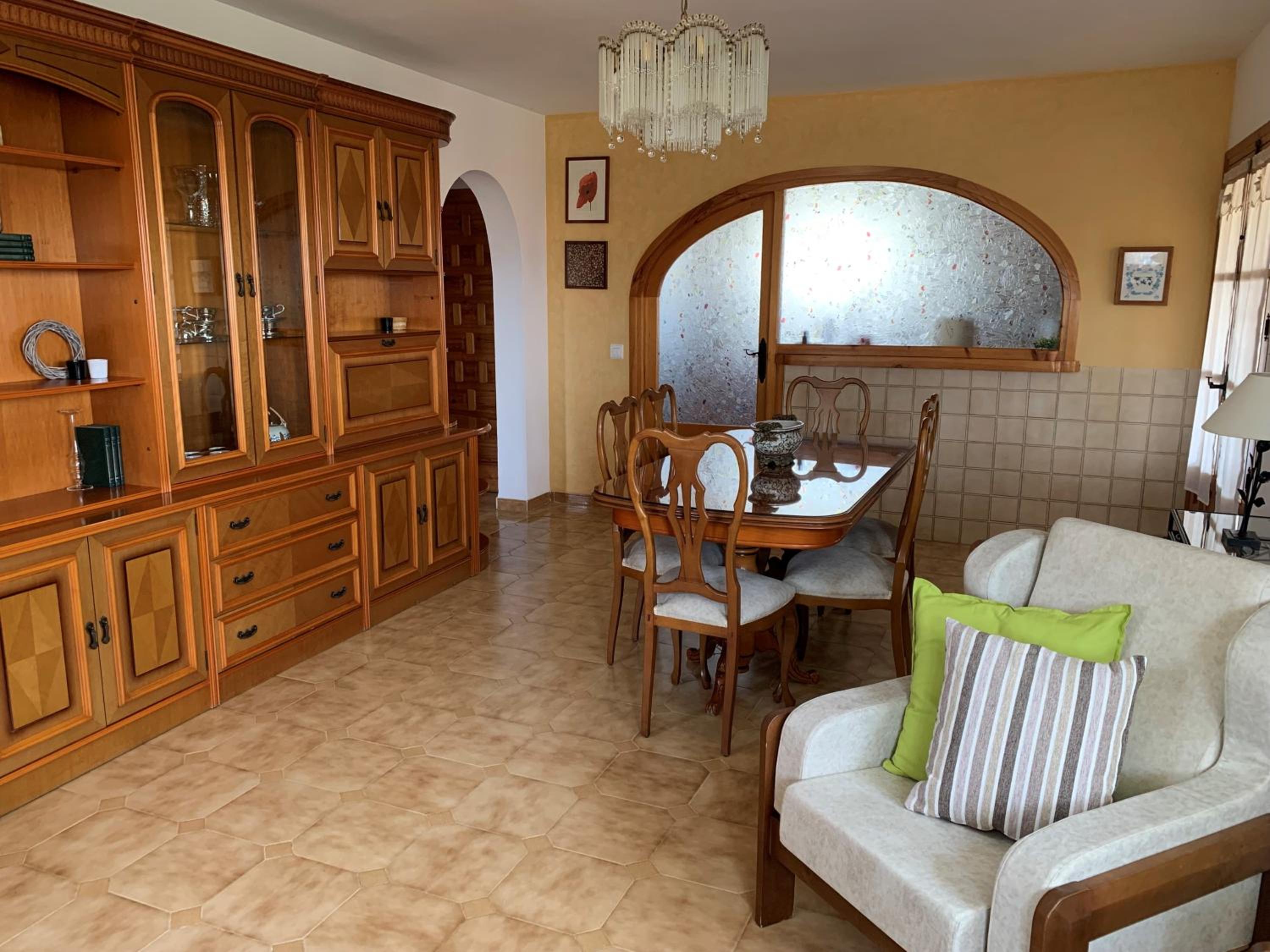 Five-Bedroom House photo 3