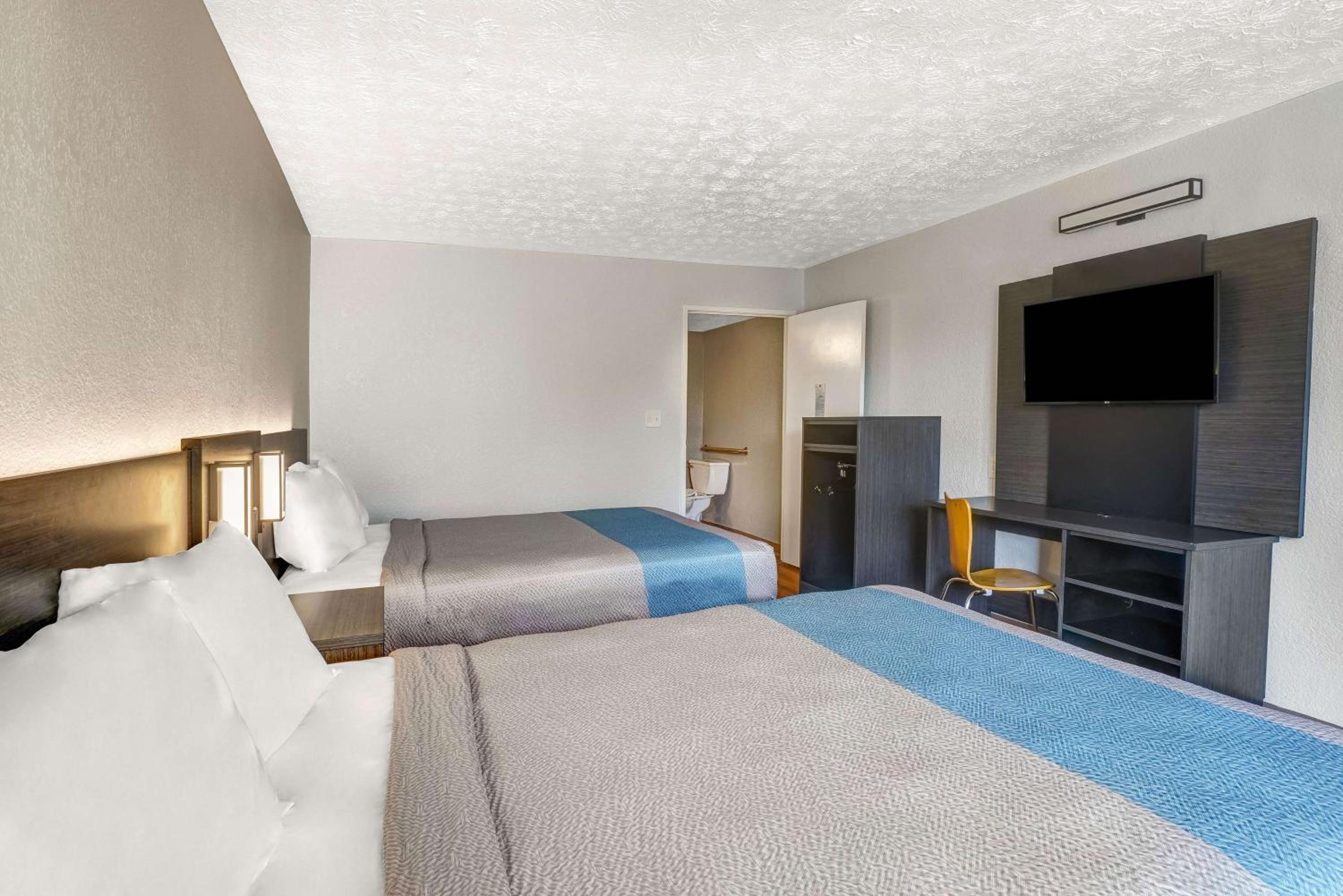 Queen Room with Two Queen Beds - Smoking