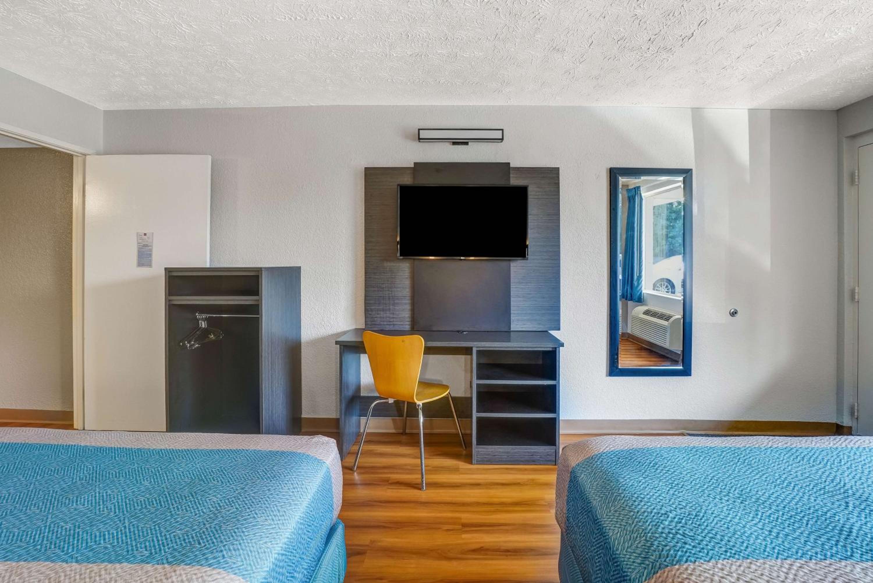Queen Room with Two Queen Beds - Disability Access - Non-Smoking photo 2