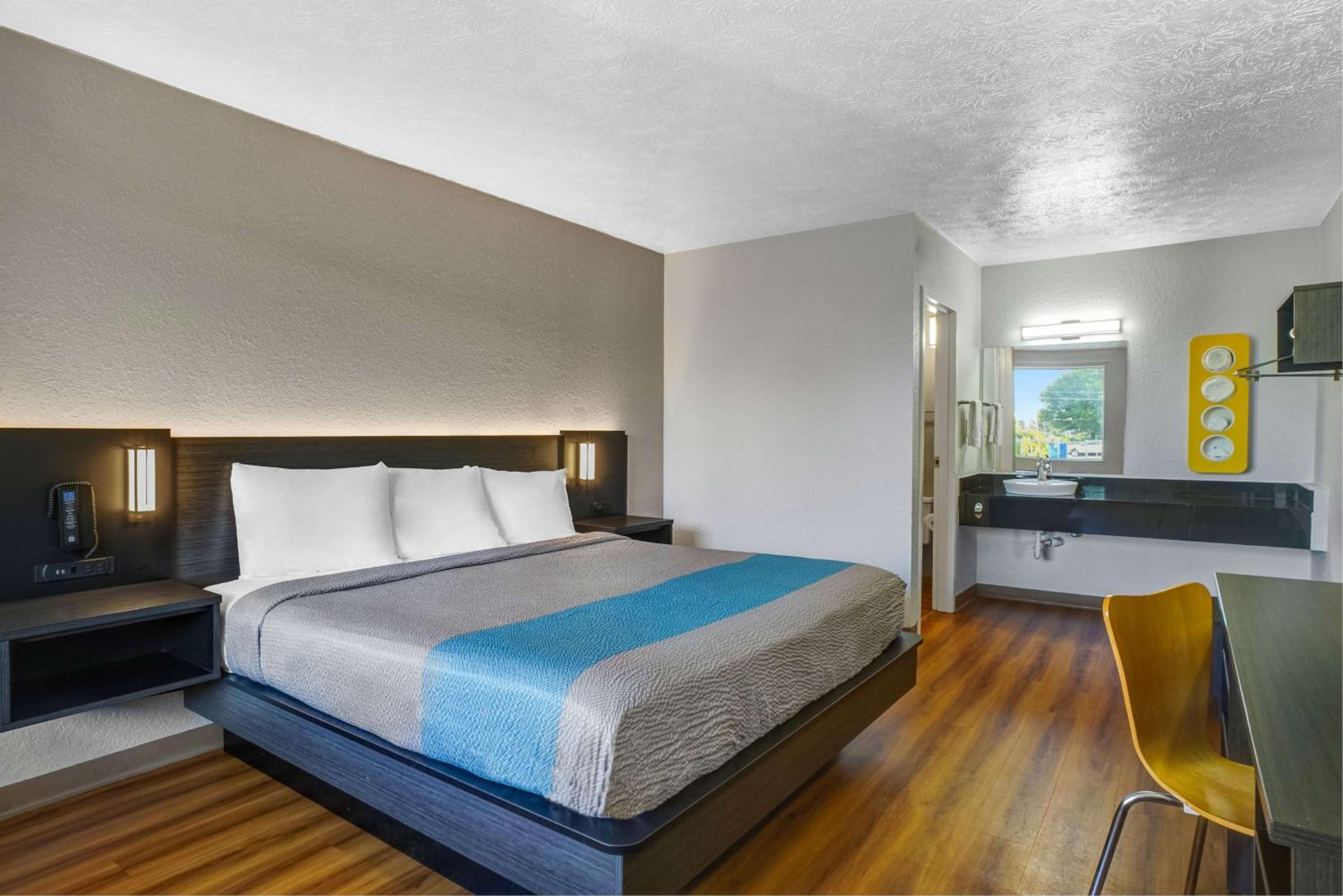 King Room - Non-Smoking photo 2