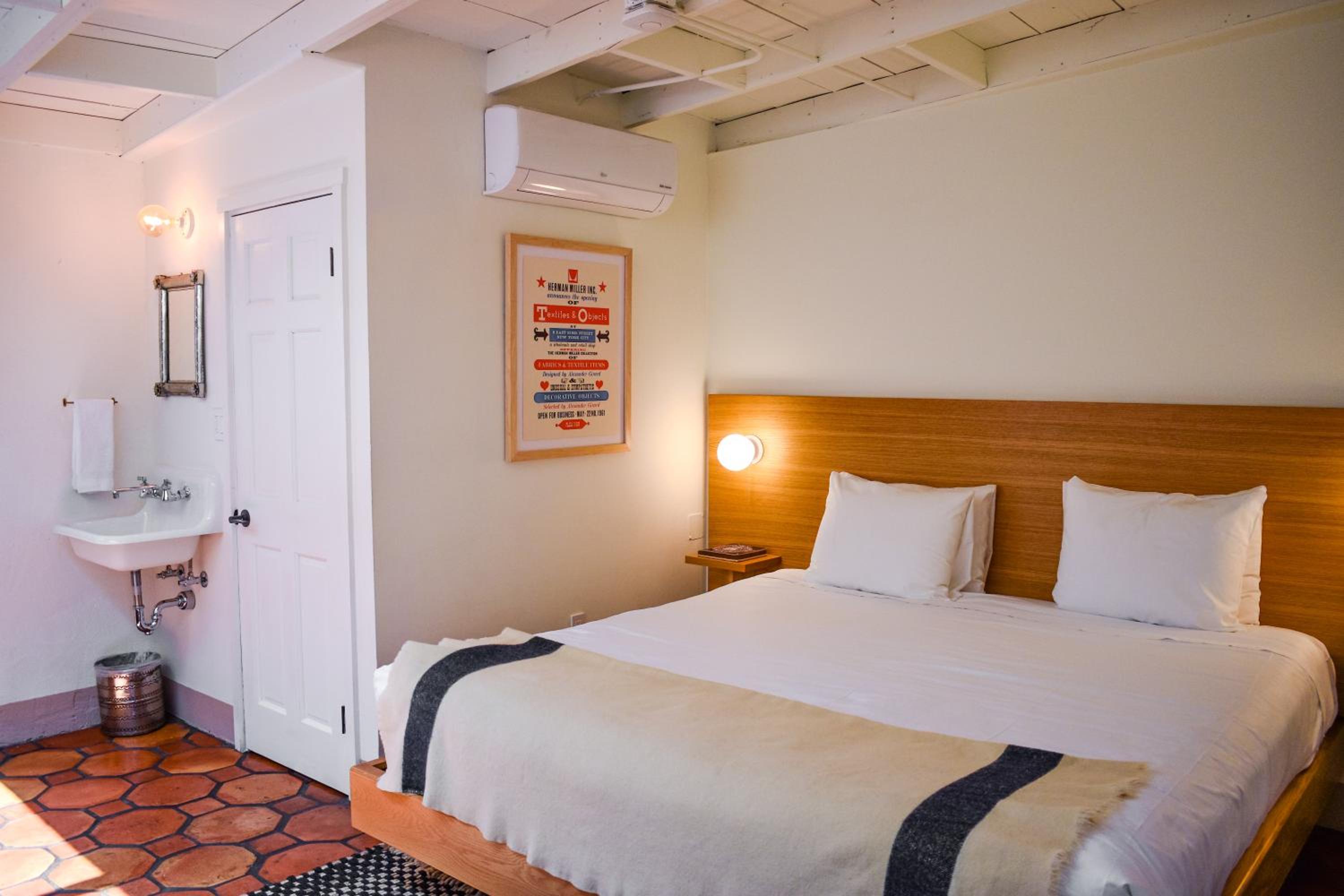 King Room with Courtyard View - Photo 7