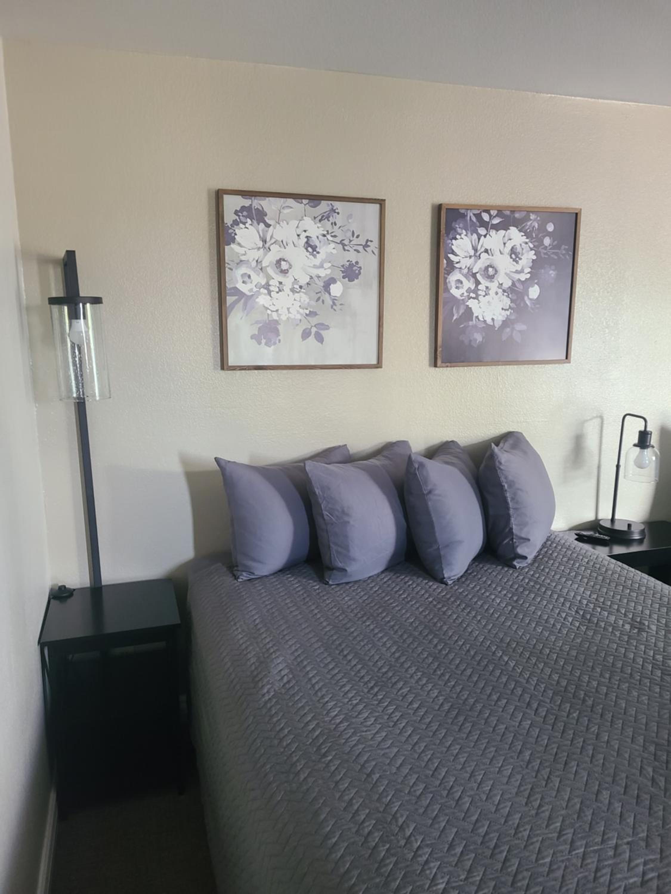 Queen Room with Two Queen Beds - Photo 8