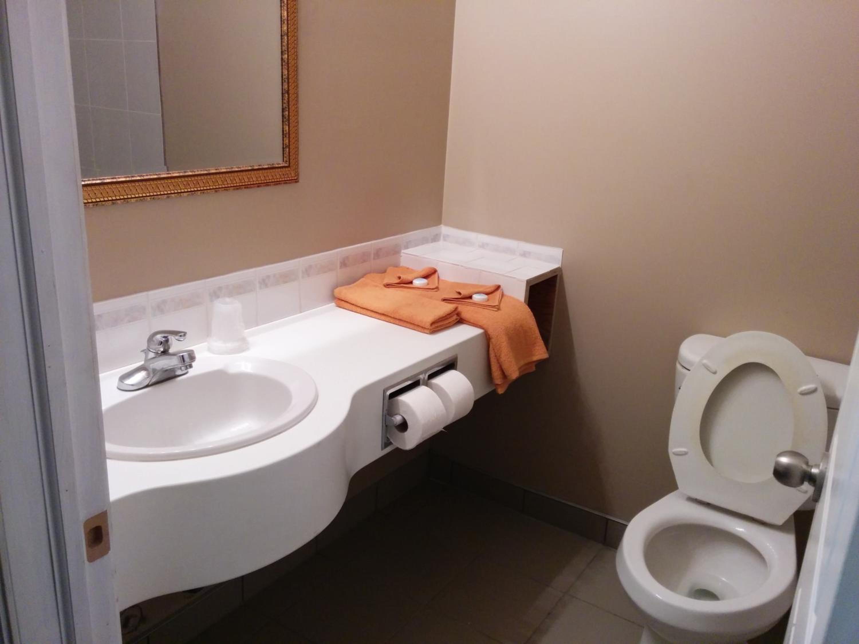 Queen Room with Kitchenette photo 2